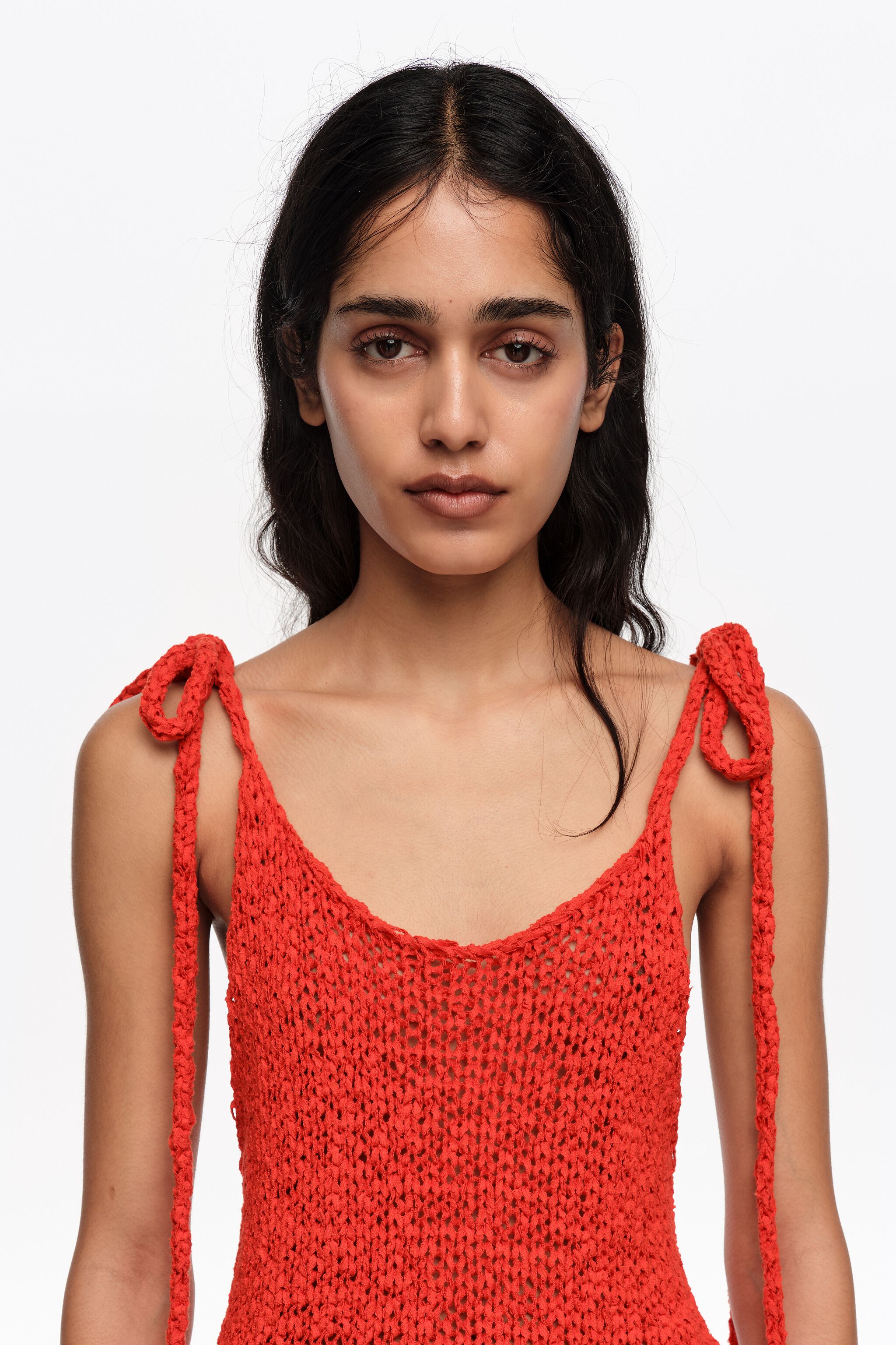 Roter Schleifen-Strickpullover