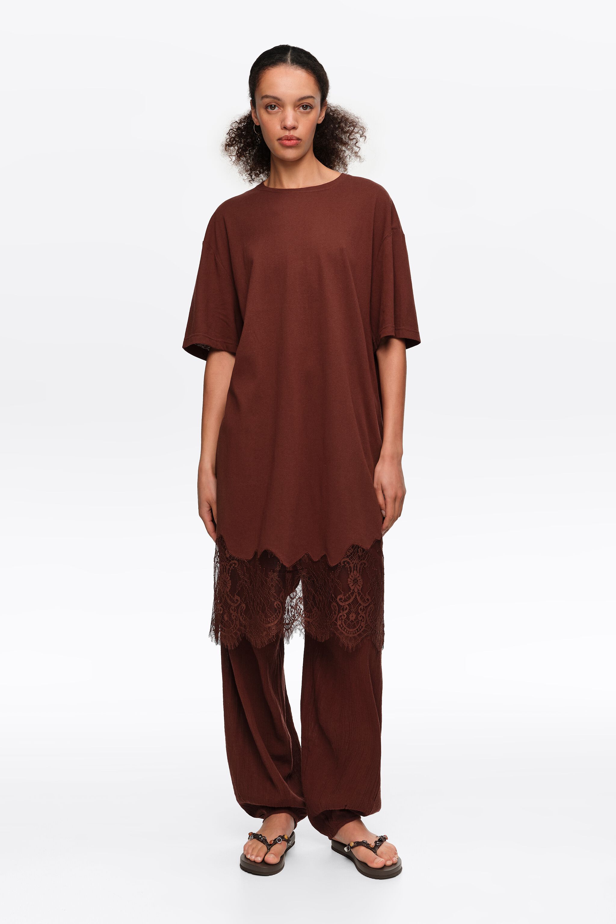 Kurze braune Spitzen-T-Shirt-Robe