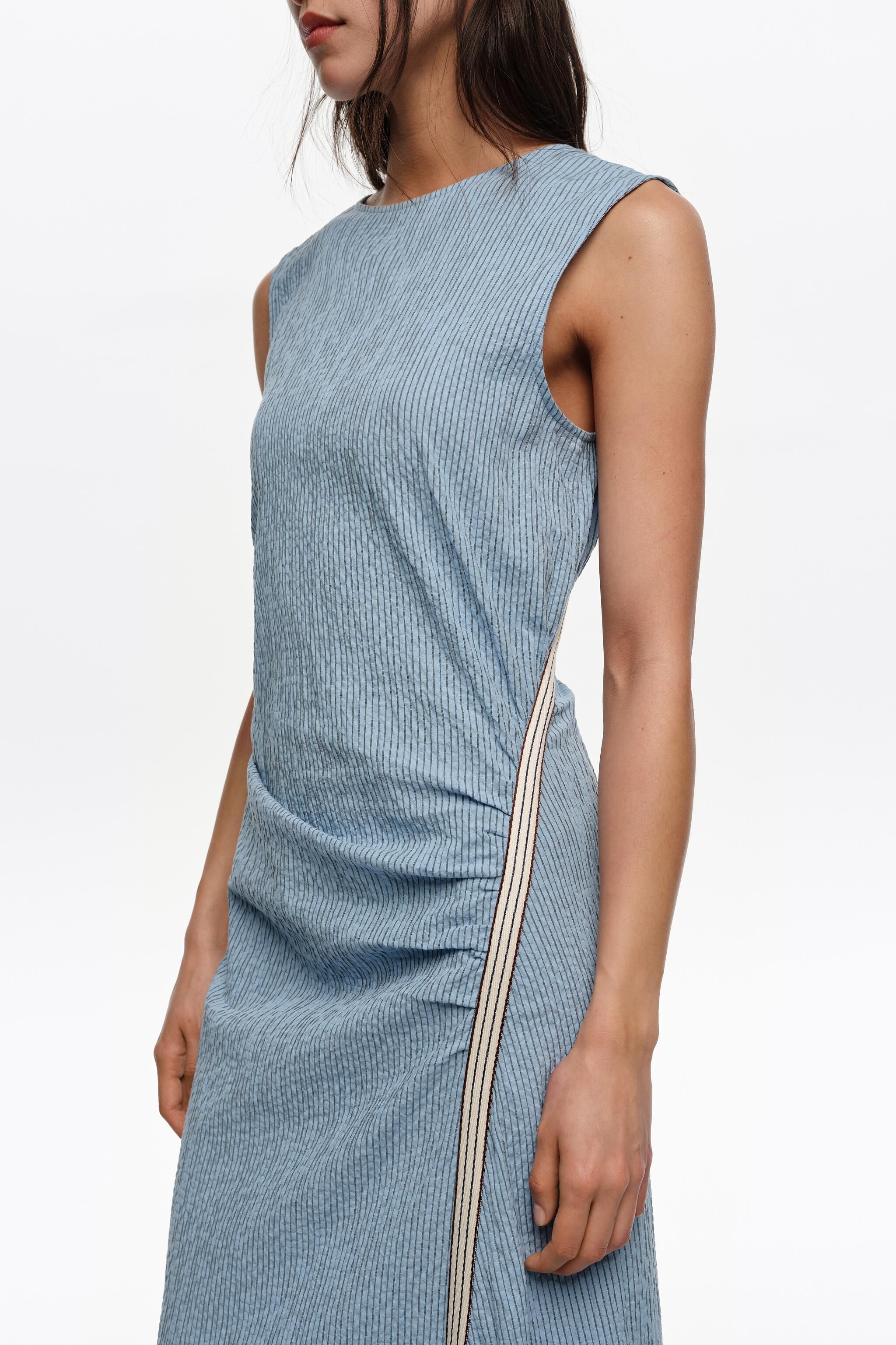 Ärmelloses Kleid mit blau gestreiftem Überzugsgürtel