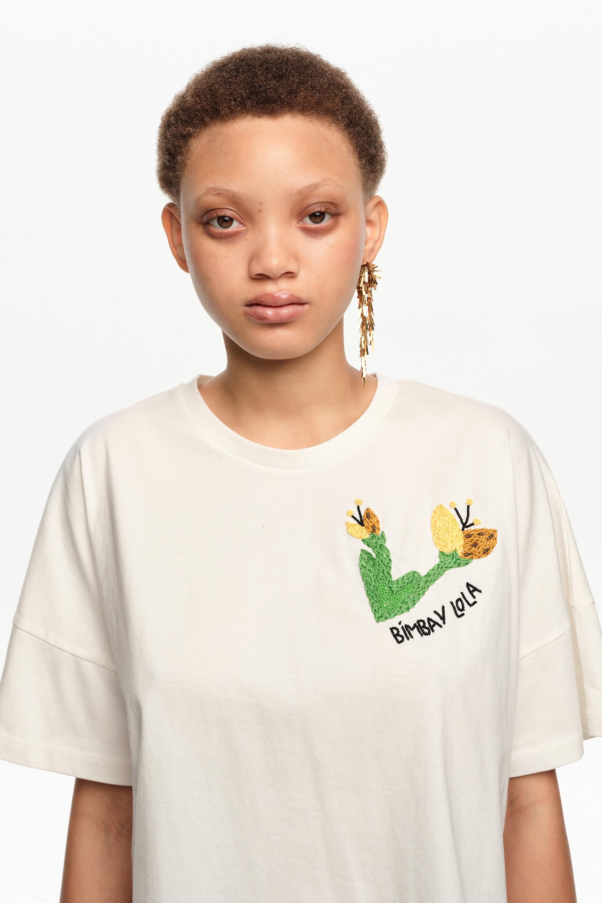 Ivory T-Shirt mit handbesticktem Logo