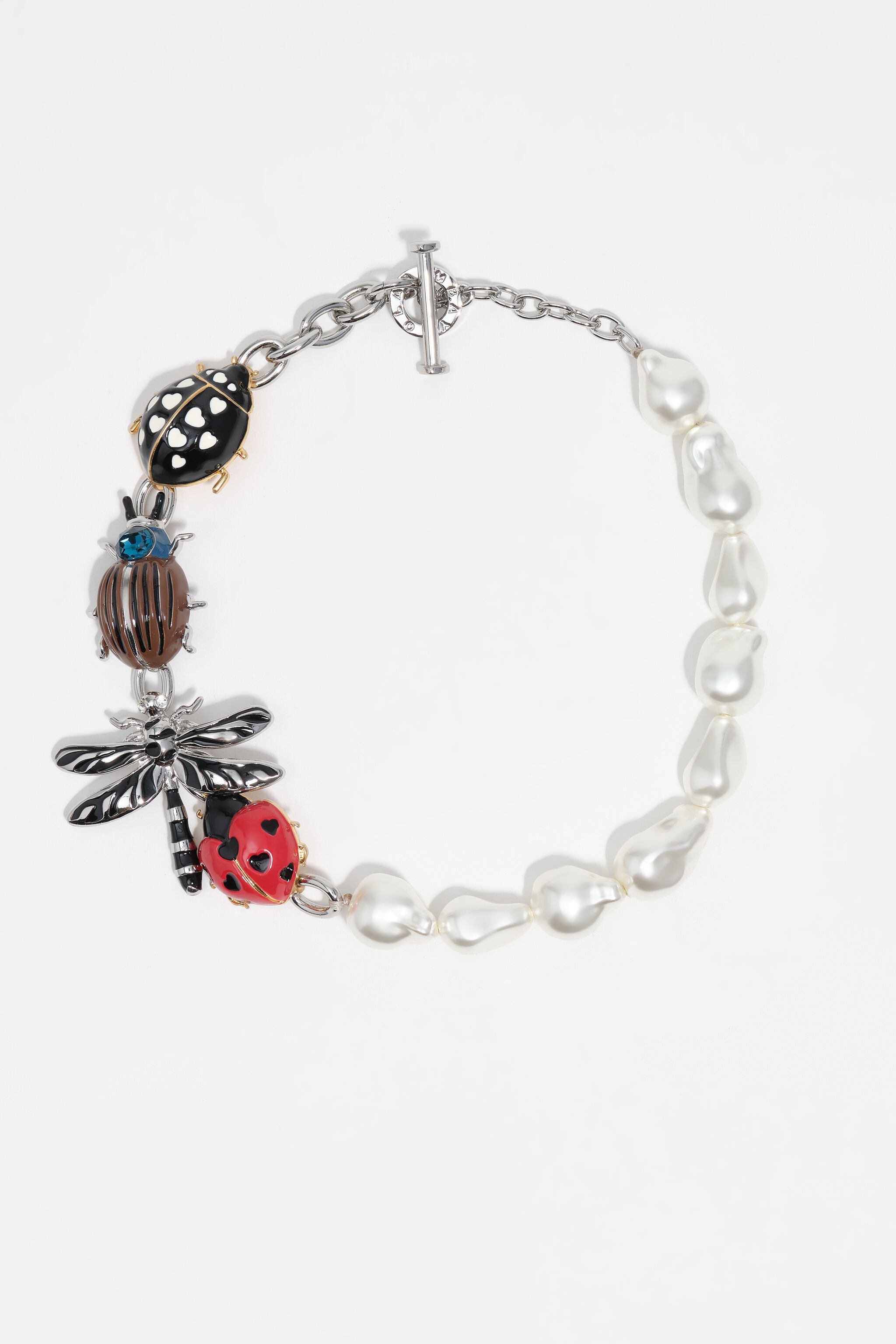 Silberne Kette mit Perlenanhänger in Form eines Käfers und einer Libelle