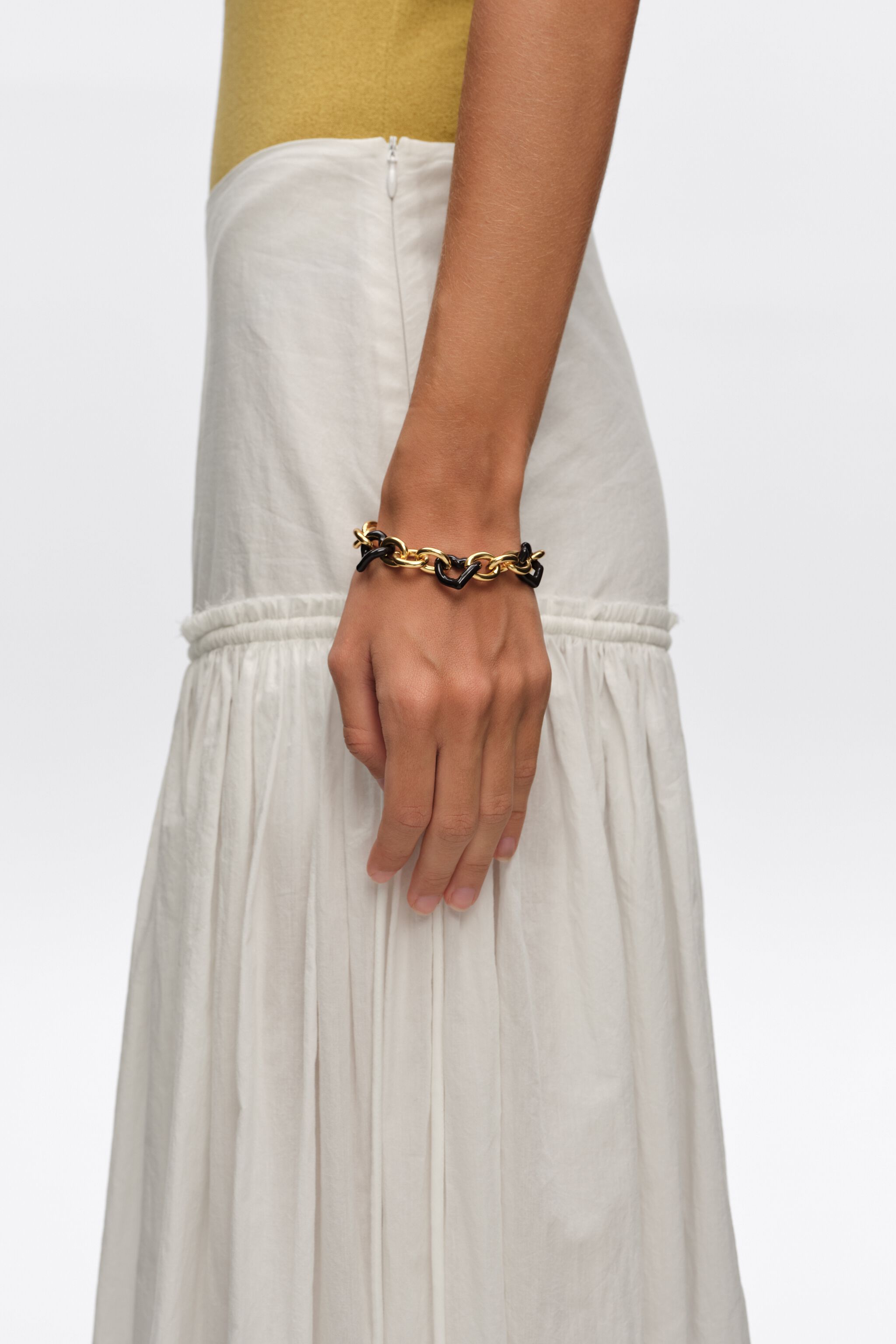Herzarmband mit Gold-Textur und braunem Email