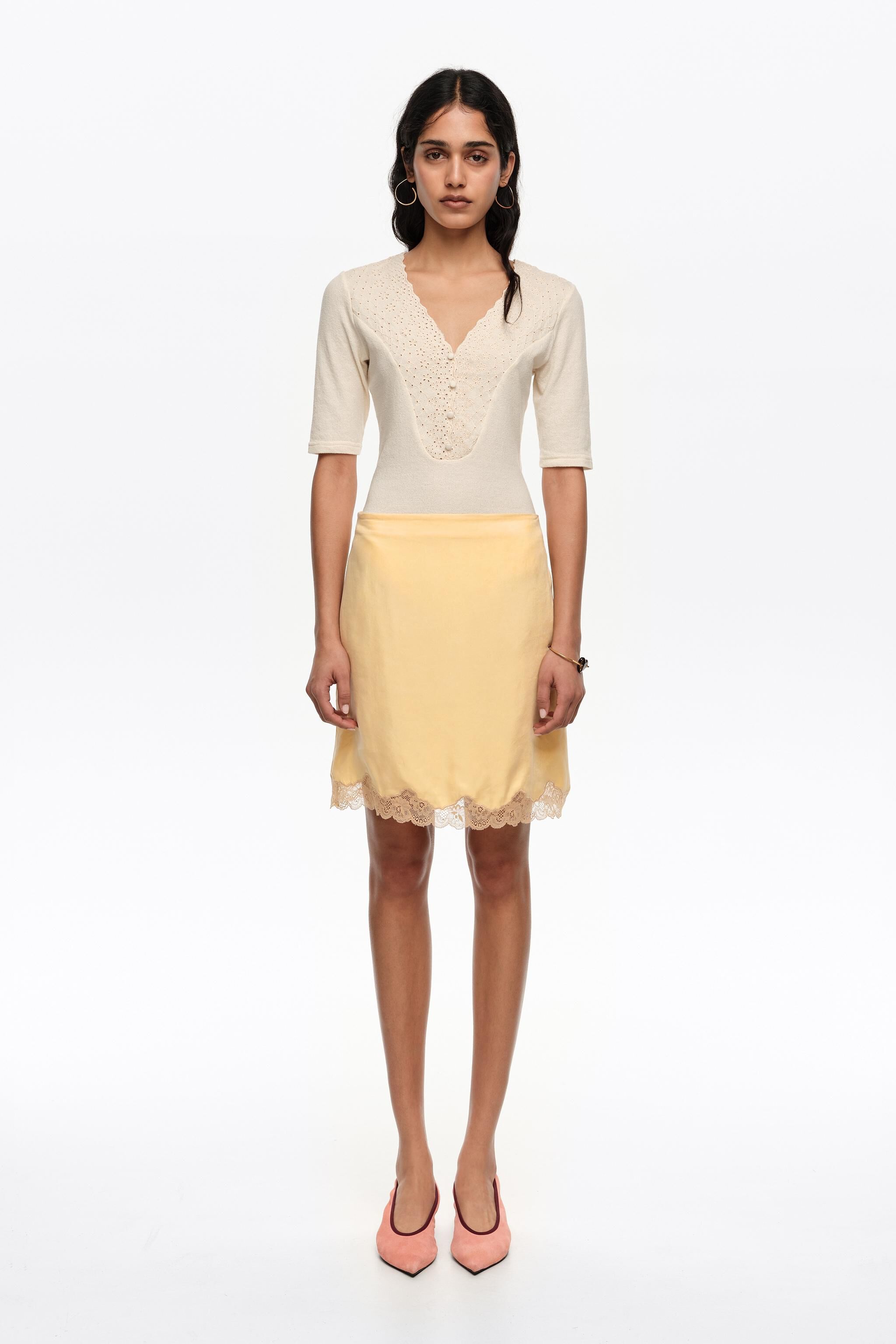 Gelbe Spitzen-Minikleid
