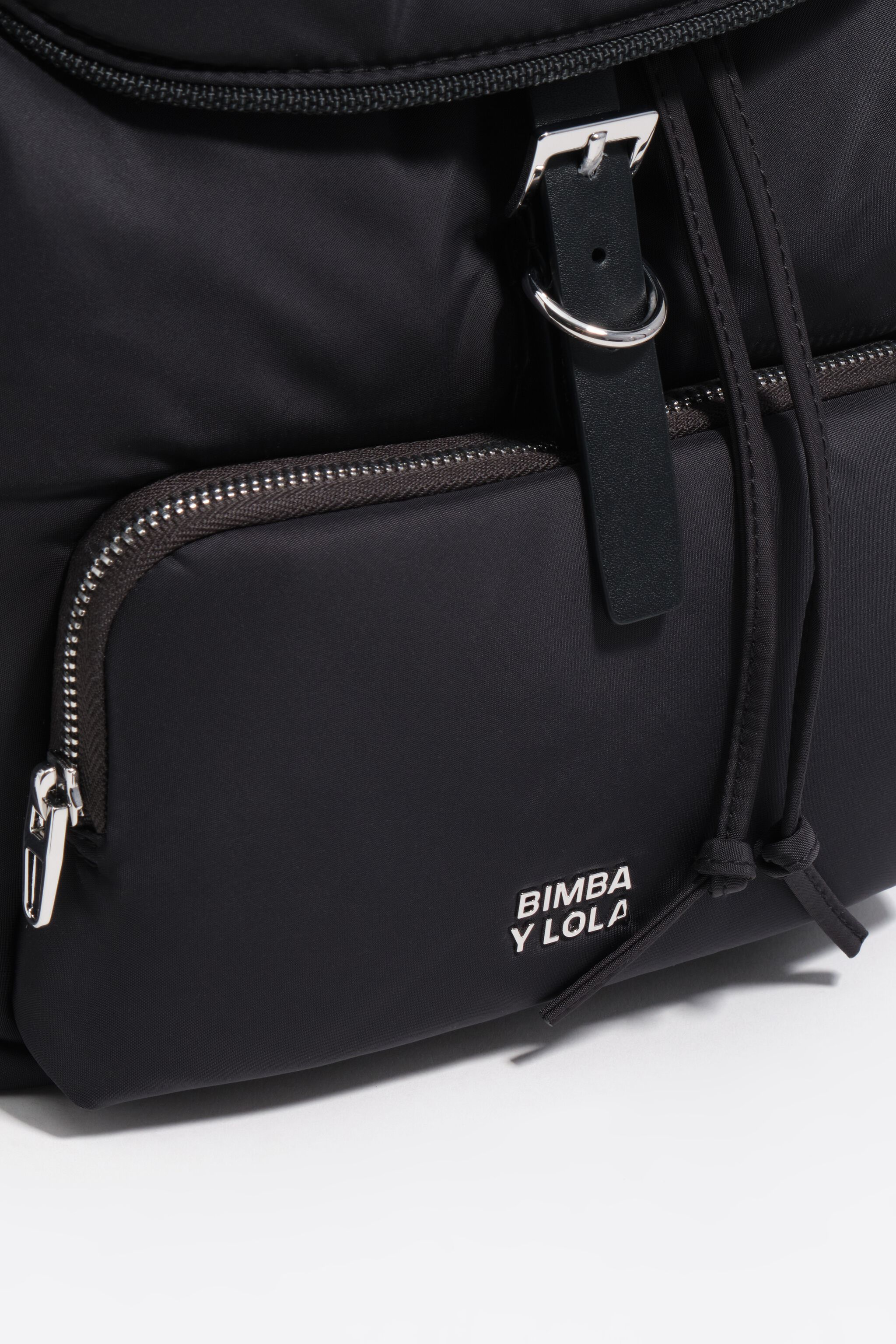 Dunkel anthrazitfarbener Nylon-Pocket-Rucksack