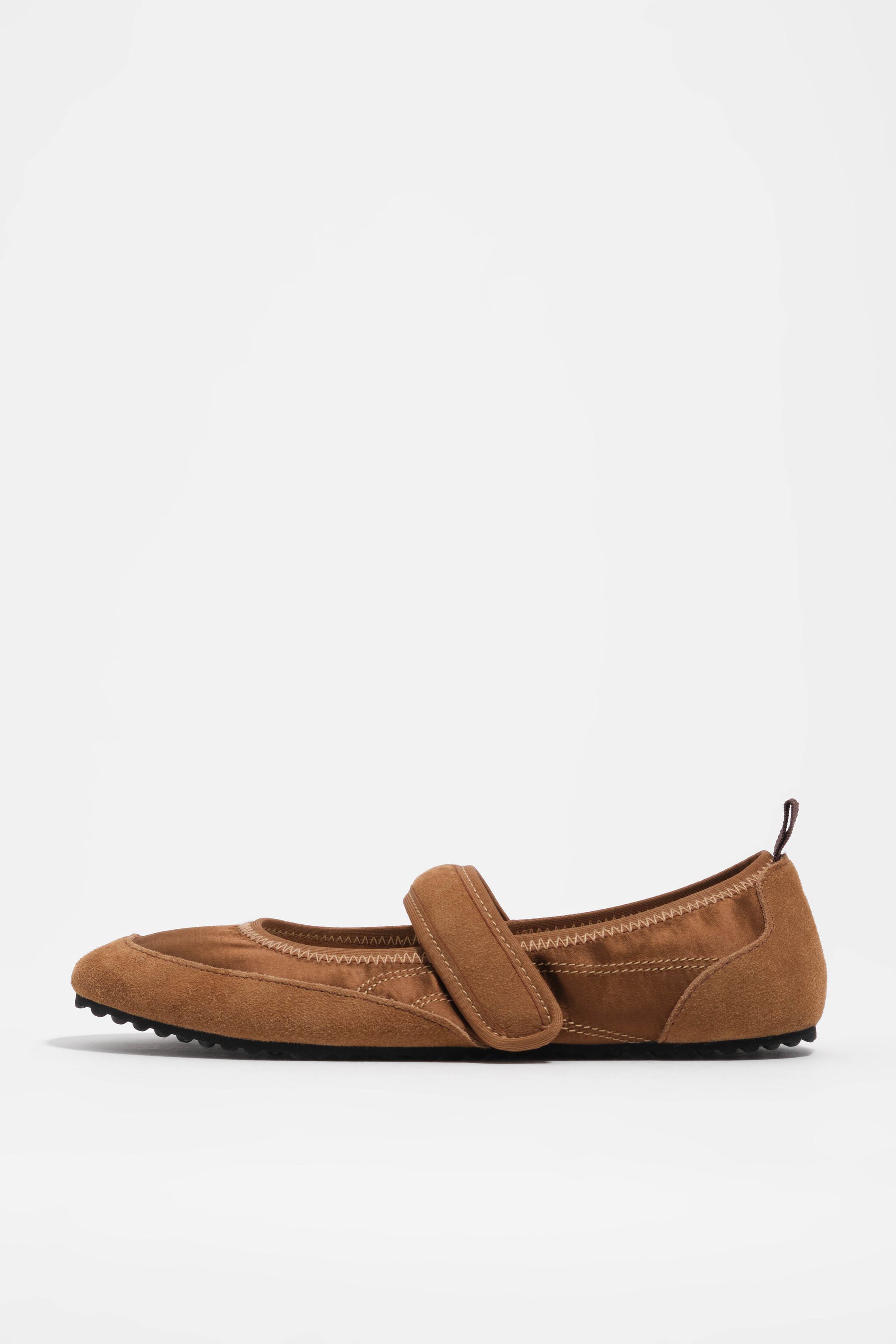 Tan Wildleder- und Satin-Sport-Ballerina