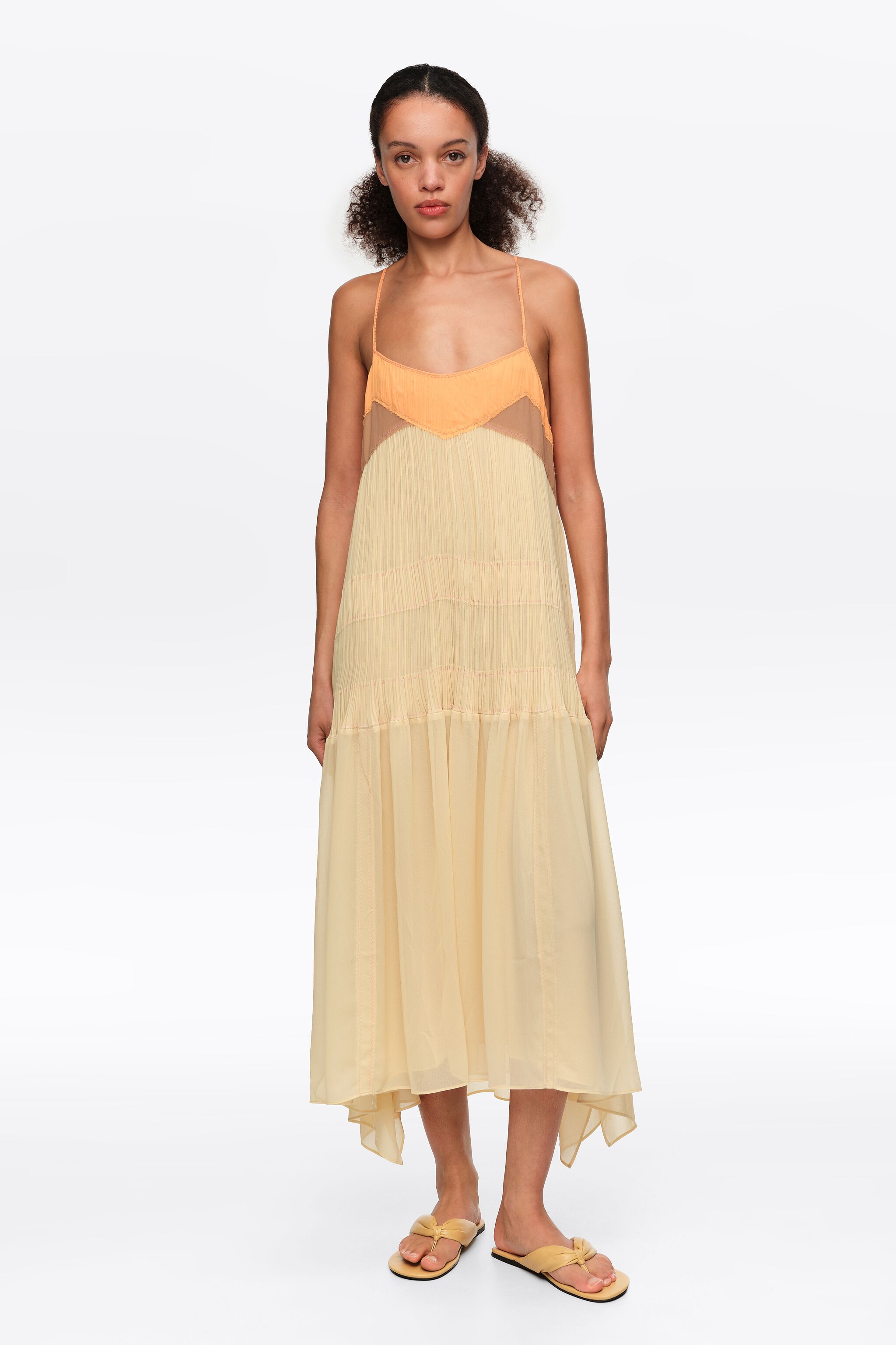 Helle gelbe gefaltete A-Linie Trägerkleid