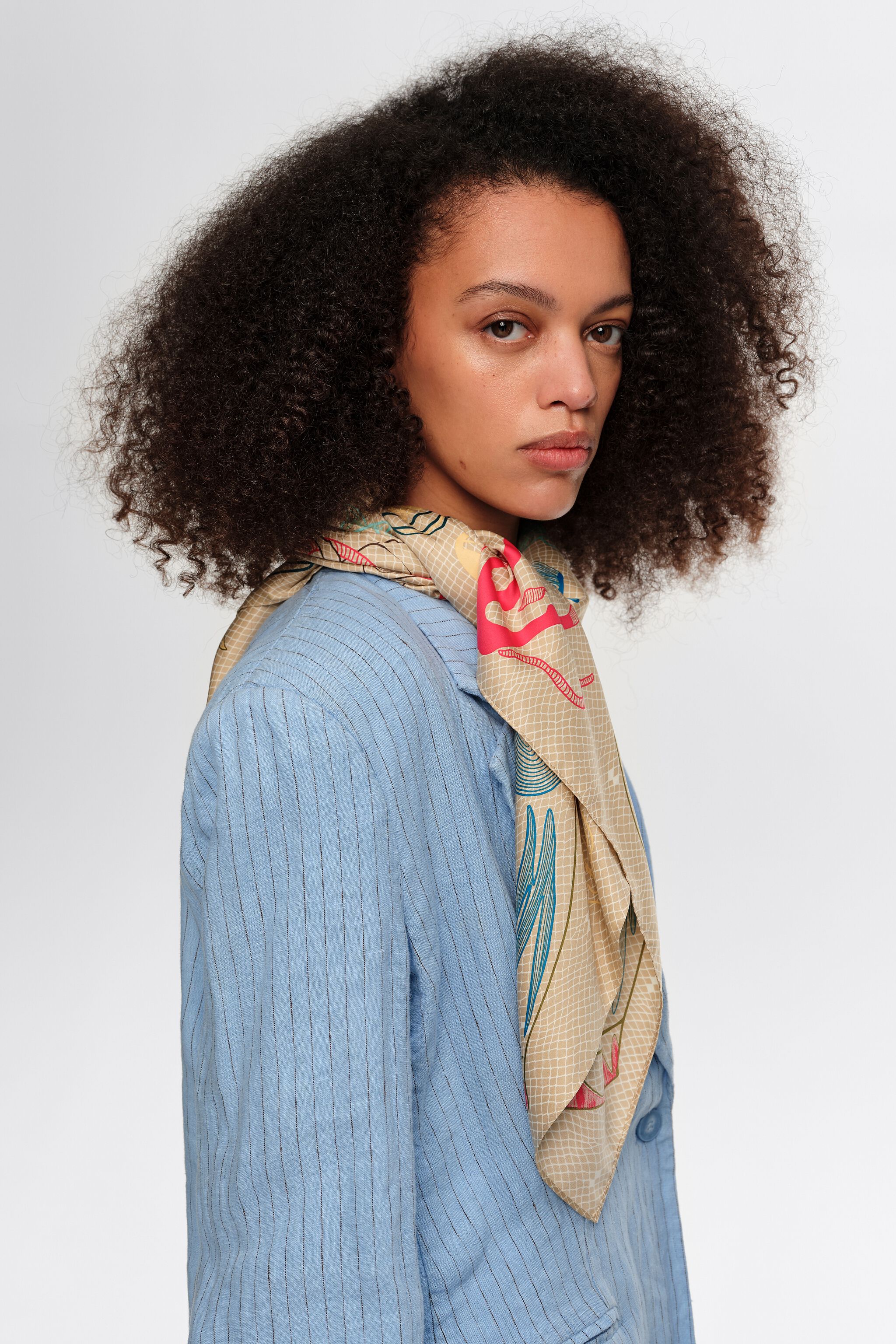 Beige Schal mit nautischen Motiven