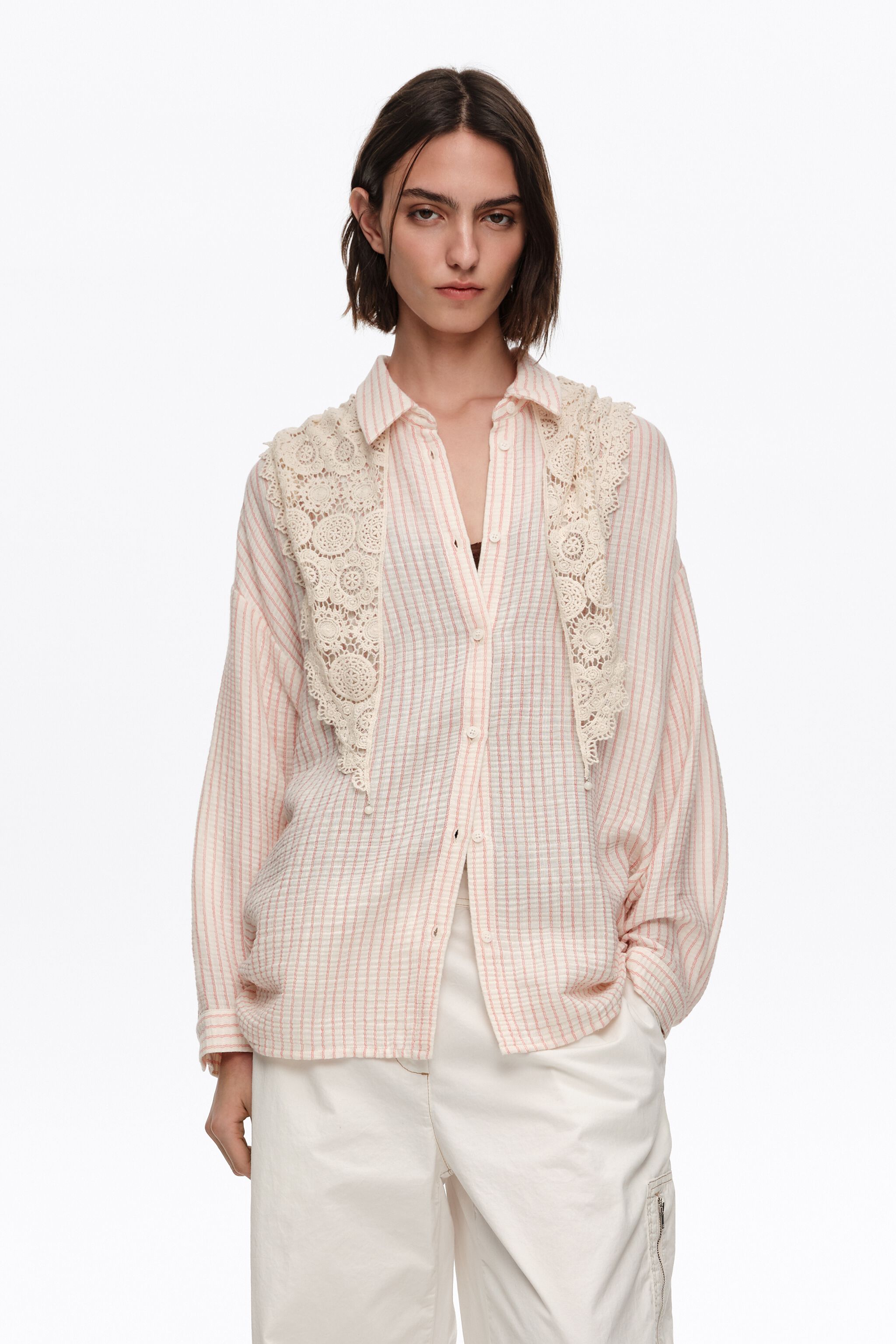 Rotes gestreiftes Crochet-Schal-Shirt