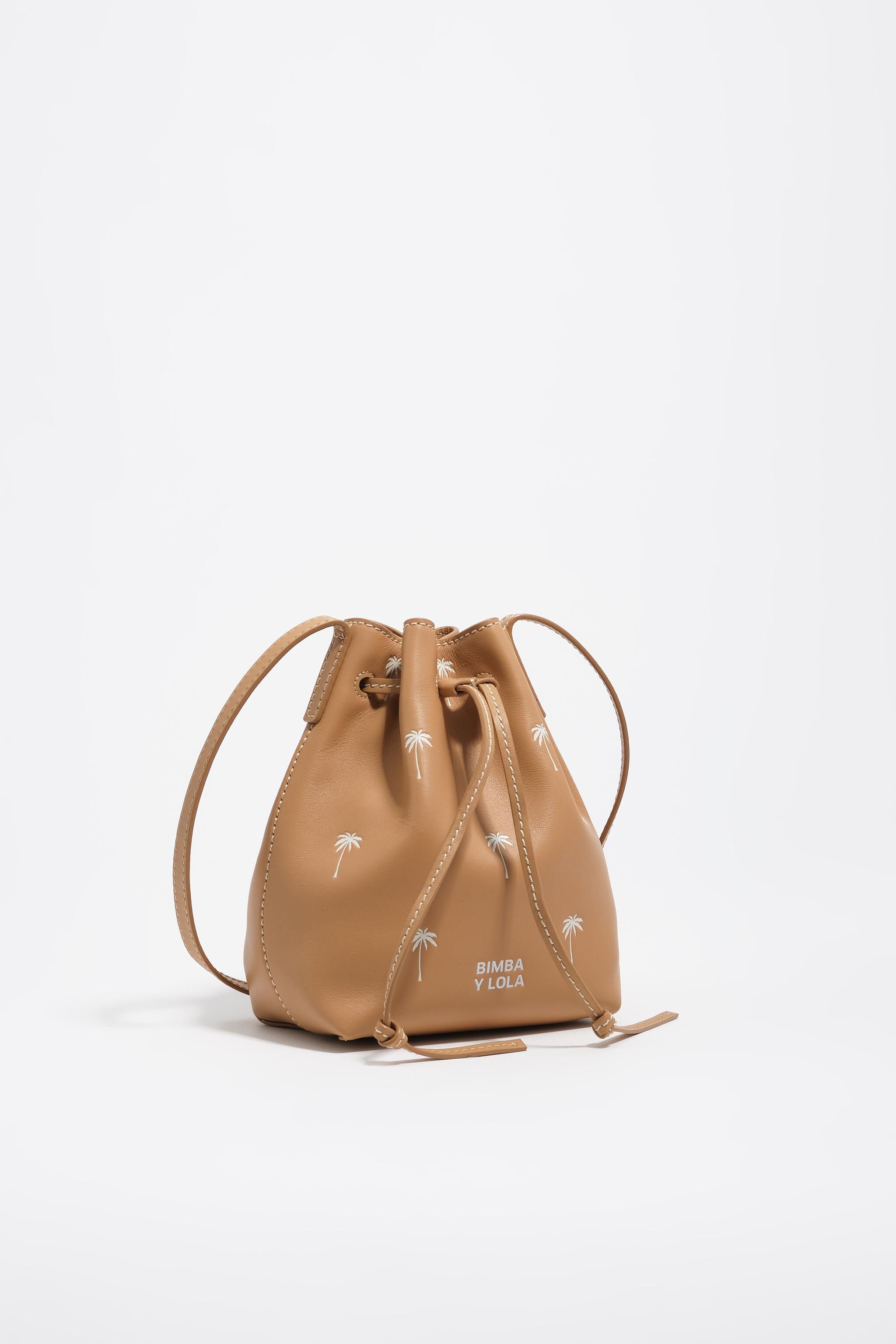 Kleinere Leder-Beuteltasche mit Haselnuss