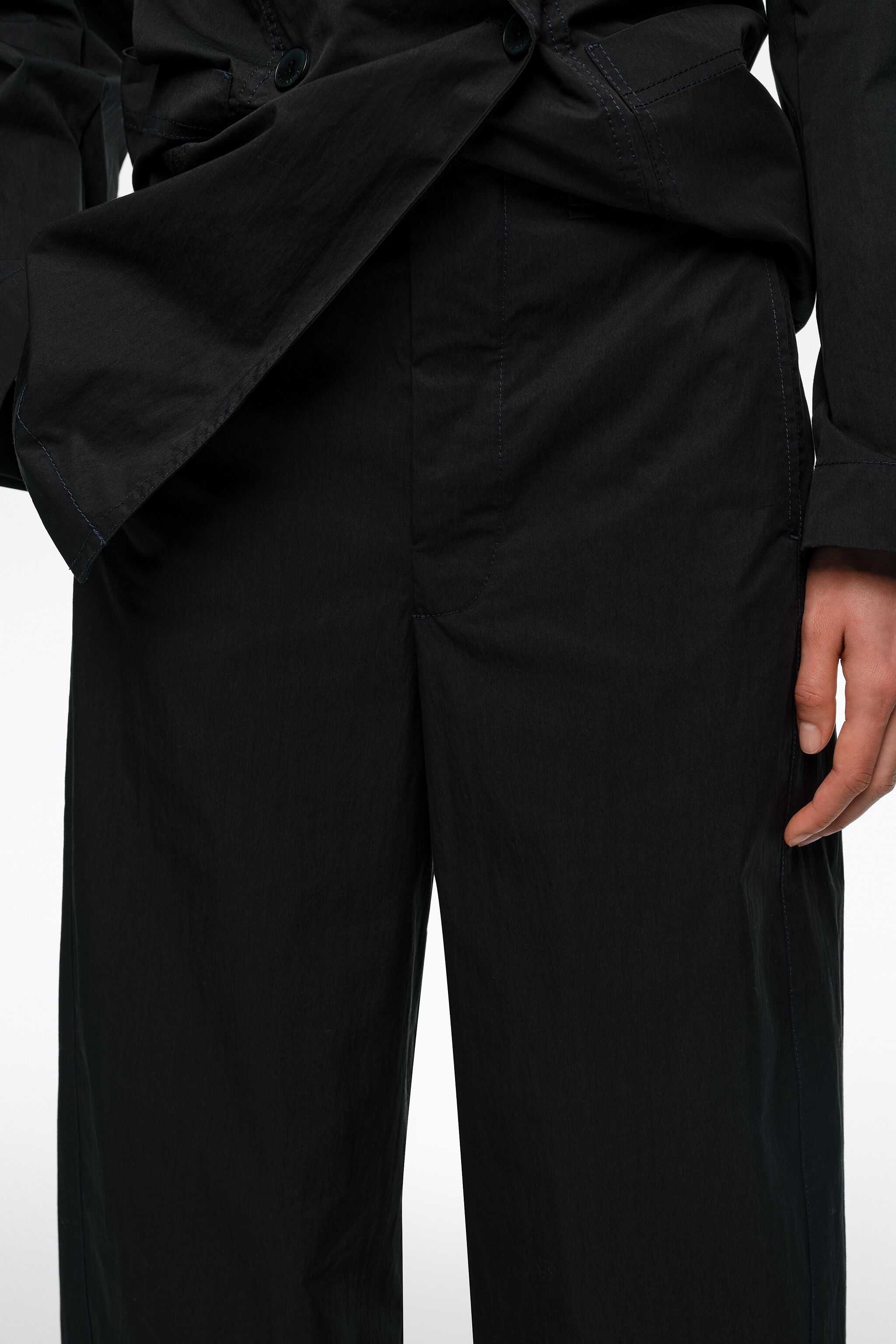 Schwarze Barrel-Hosen mit Ziernähten