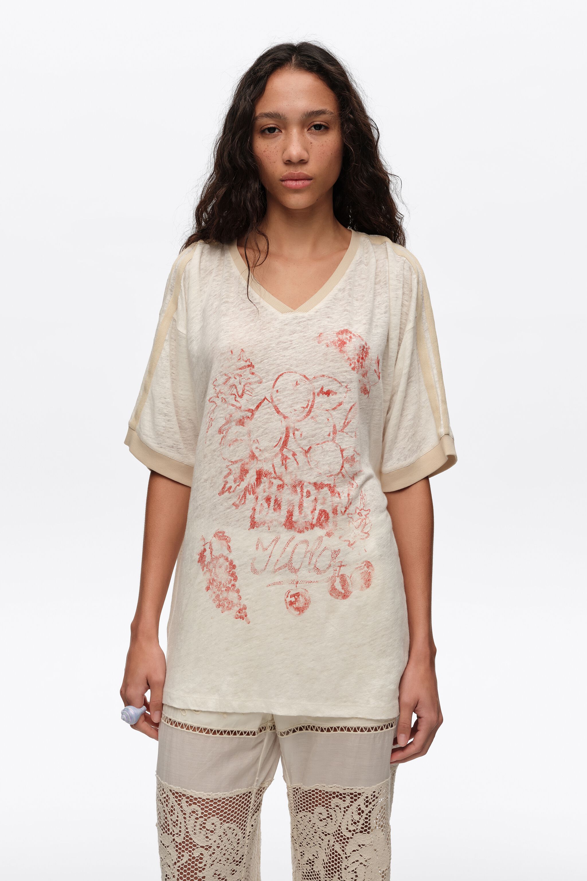 Ausgebleichtes Elfenbein-Leinen-T-Shirt mit Frucht-Logo