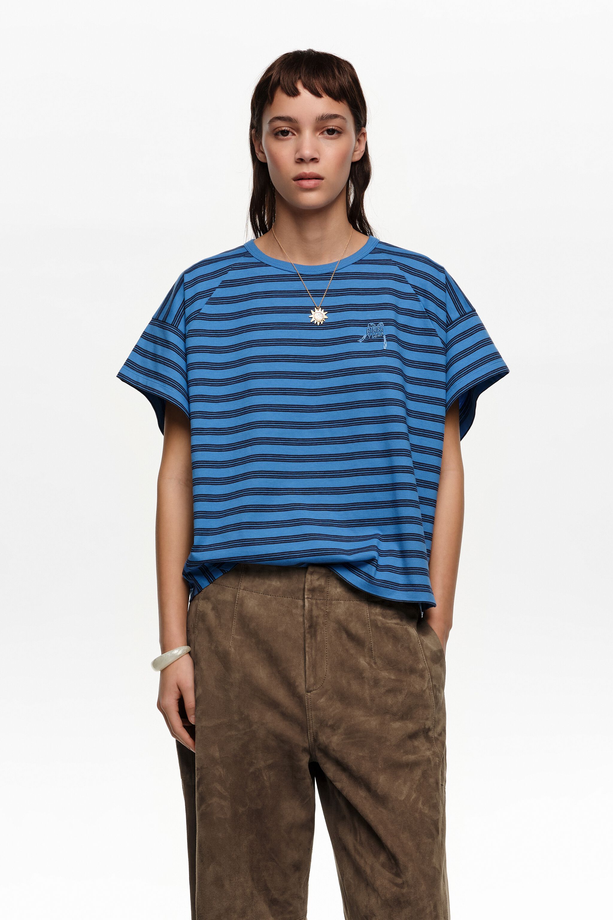Blaues gestreiftes Crop-Top mit besticktem Logo