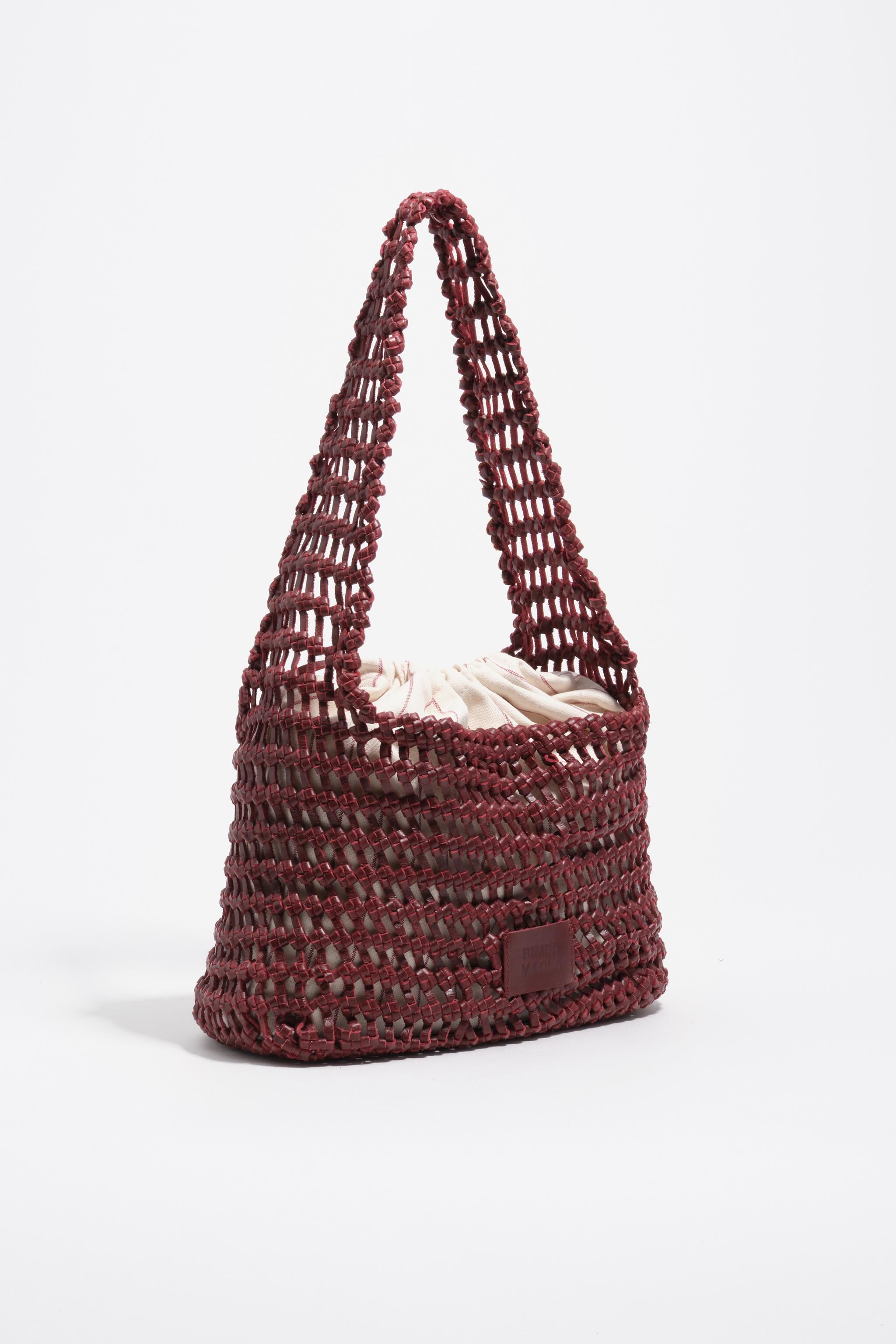 Dunkelrote Leder-Querrippen-Tasche im mittleren Format