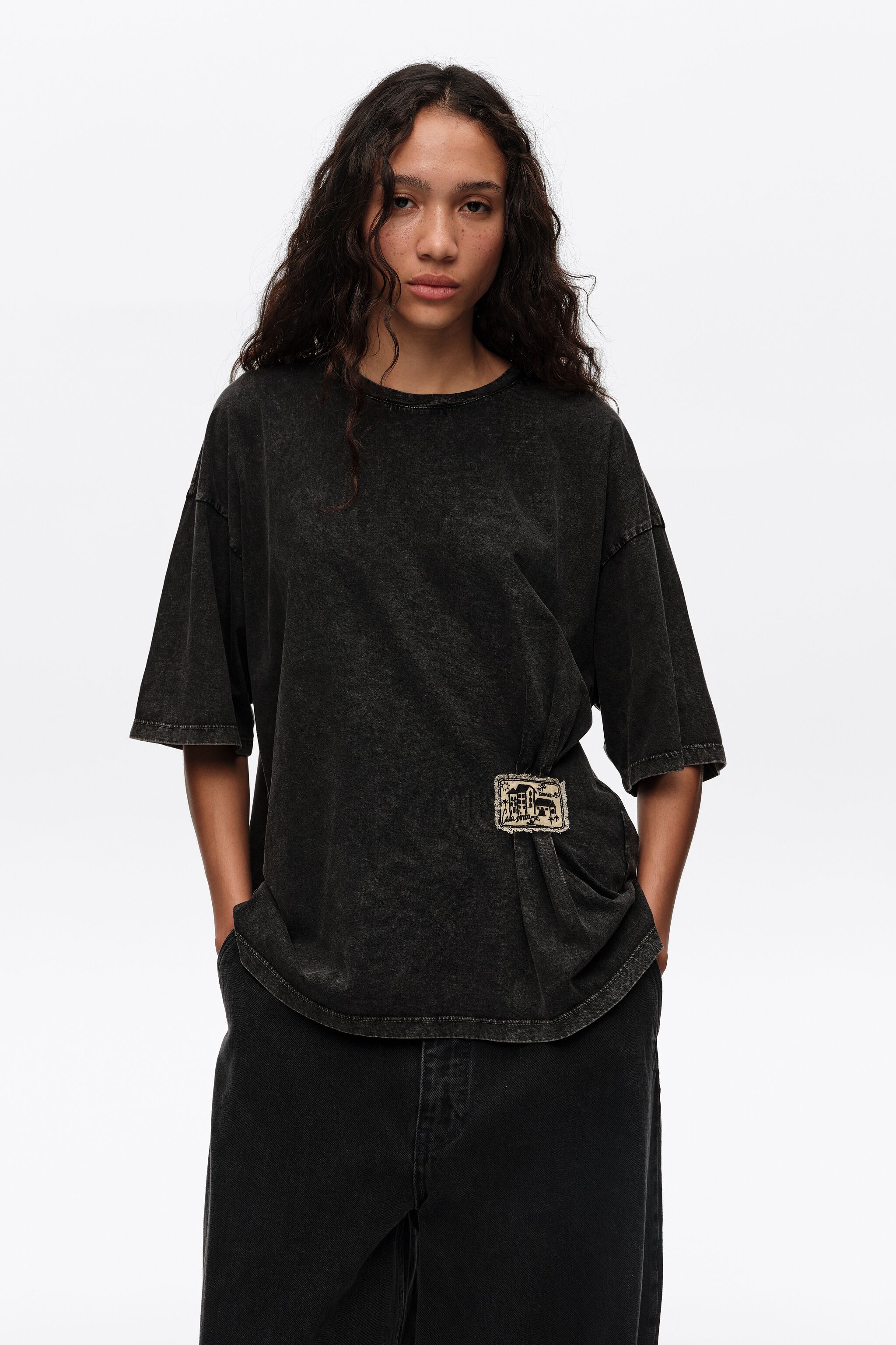 Verblasstes schwarzes Rüschen-T-Shirt mit individuellem Etikett