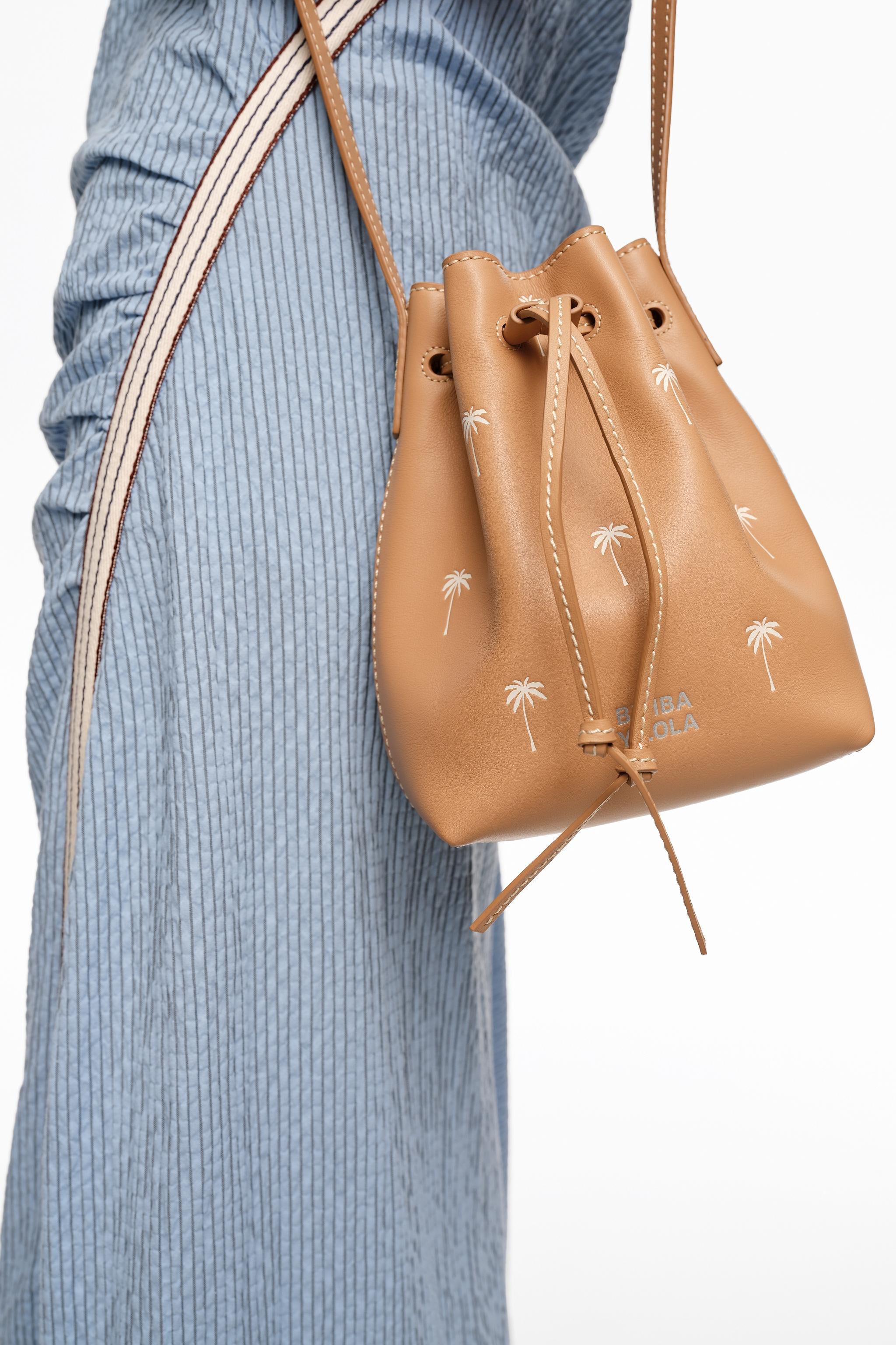 Kleinere Leder-Beuteltasche mit Haselnuss
