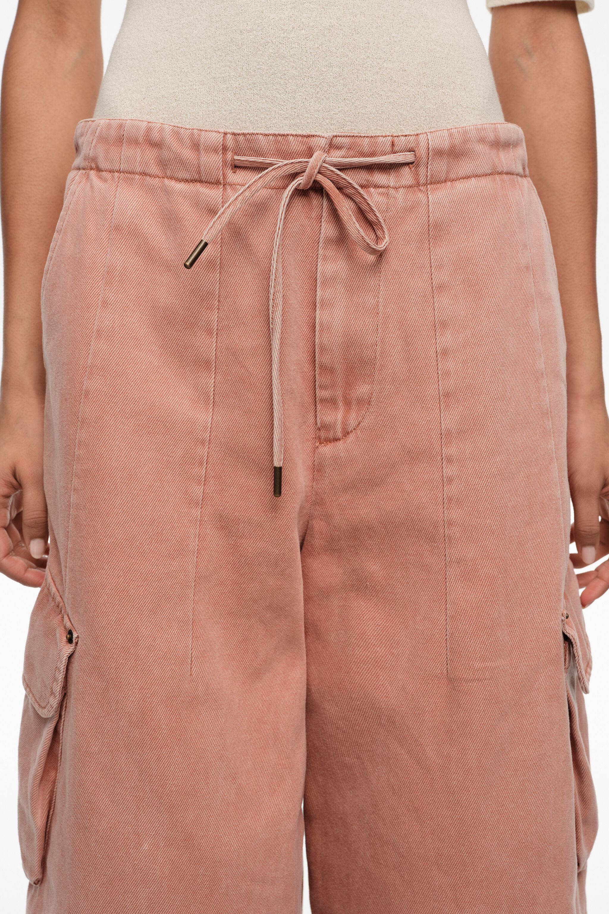 Pfirsichfarbene Denim-Cargo-Hosen