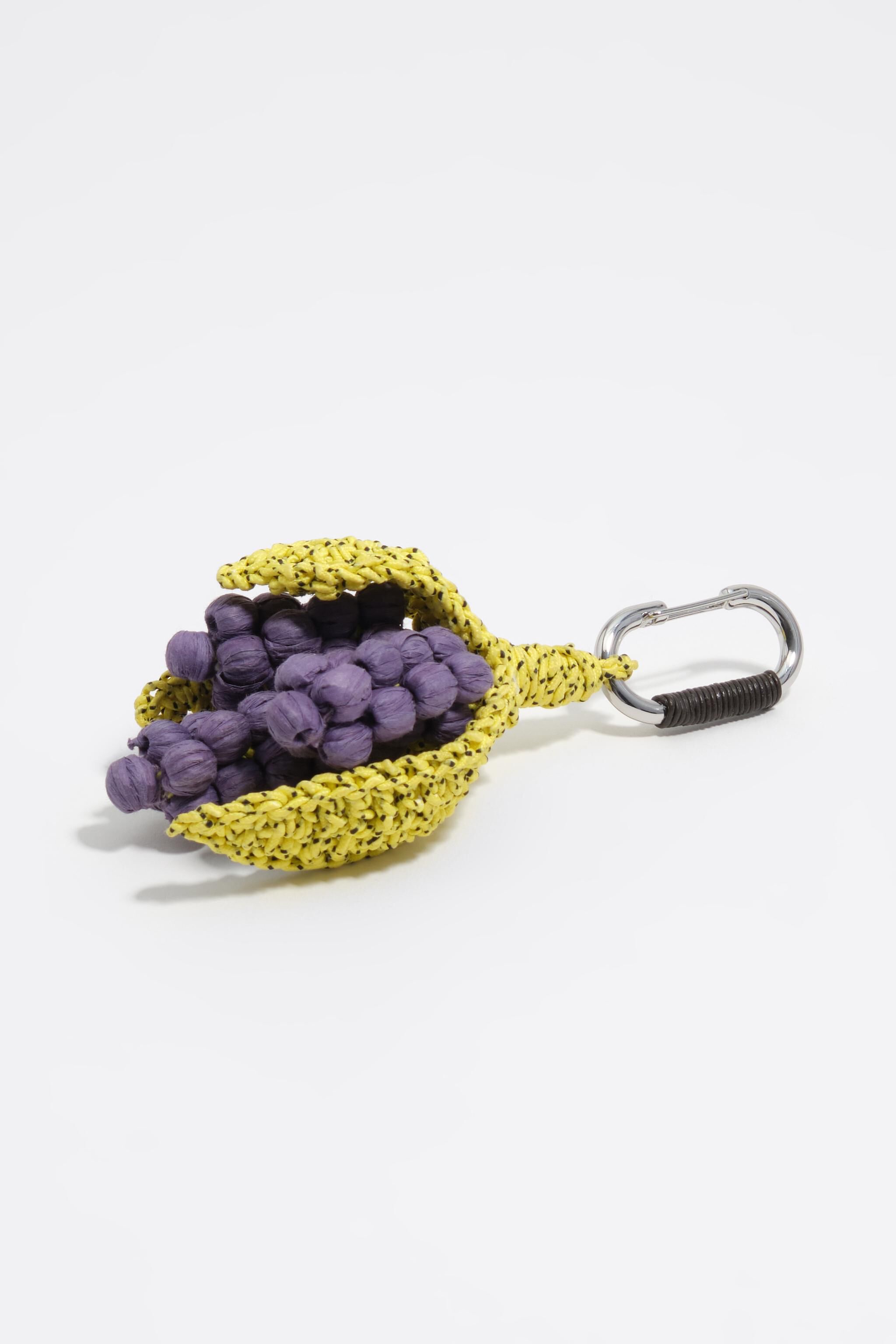 Schlüsselanhänger im Raffia-Design mit Weinrebenkordel