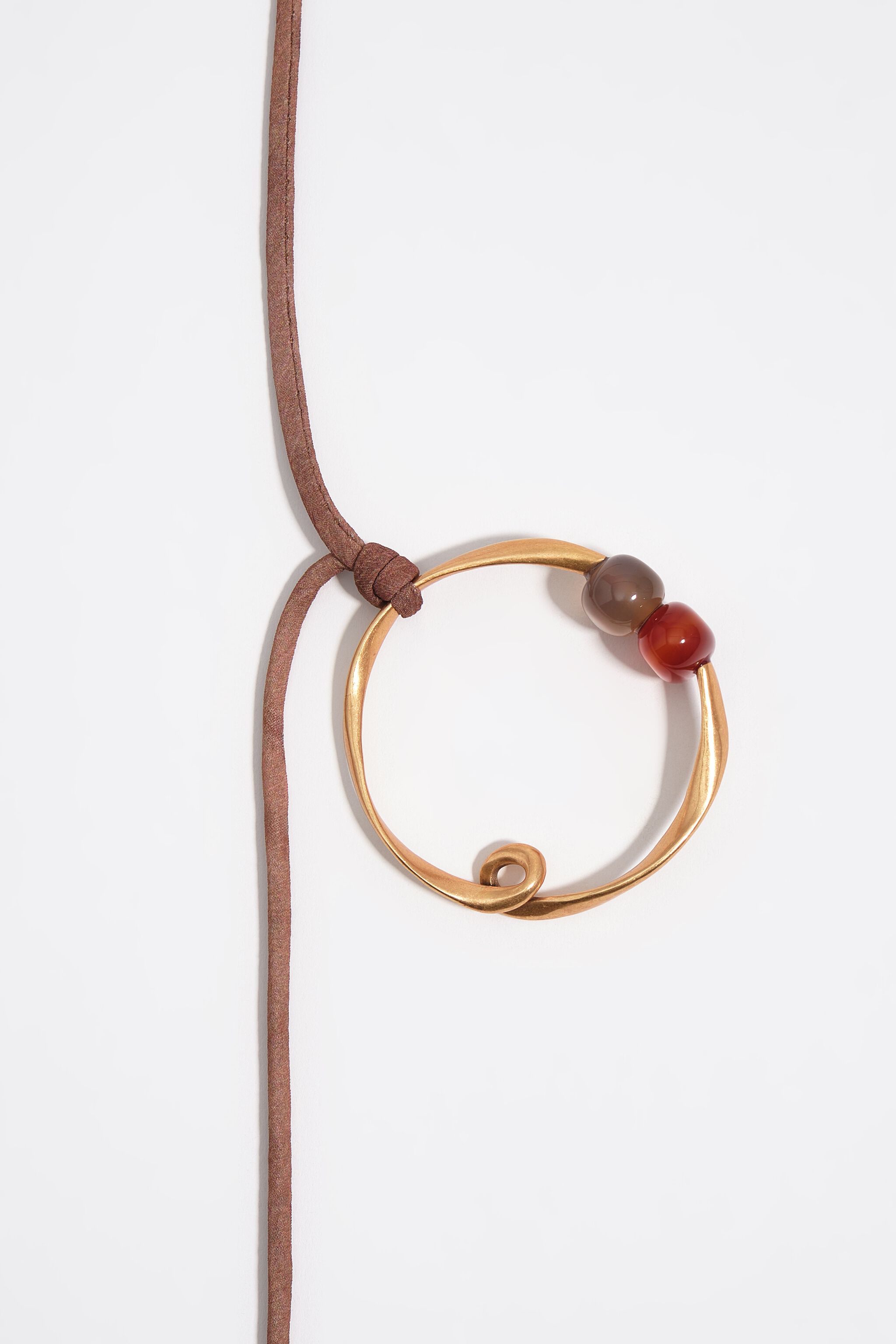 Unebenes Hoop-Halsband mit mattgoldenen Steinen