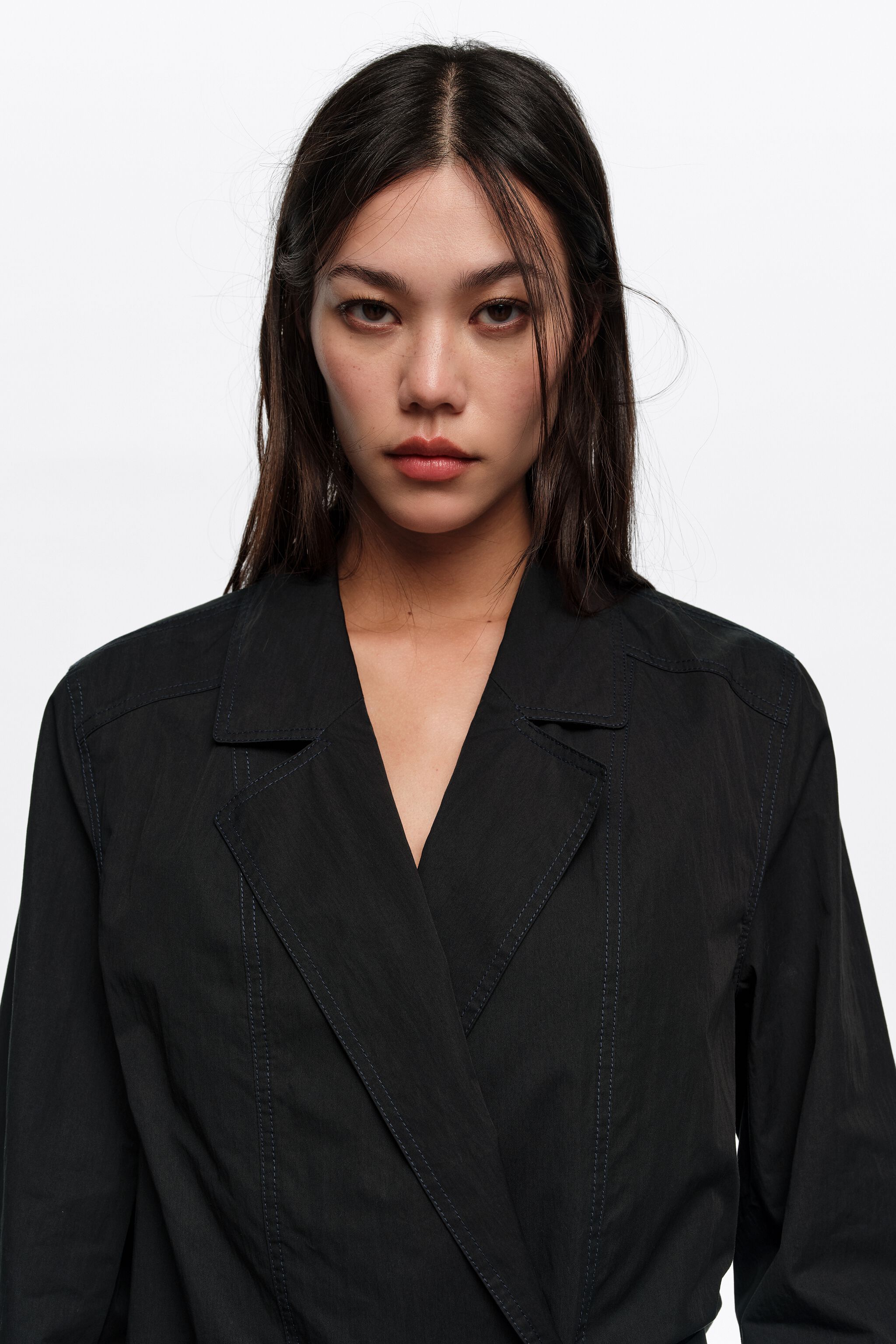 Schwarze Jacke mit kontrastierender Naht