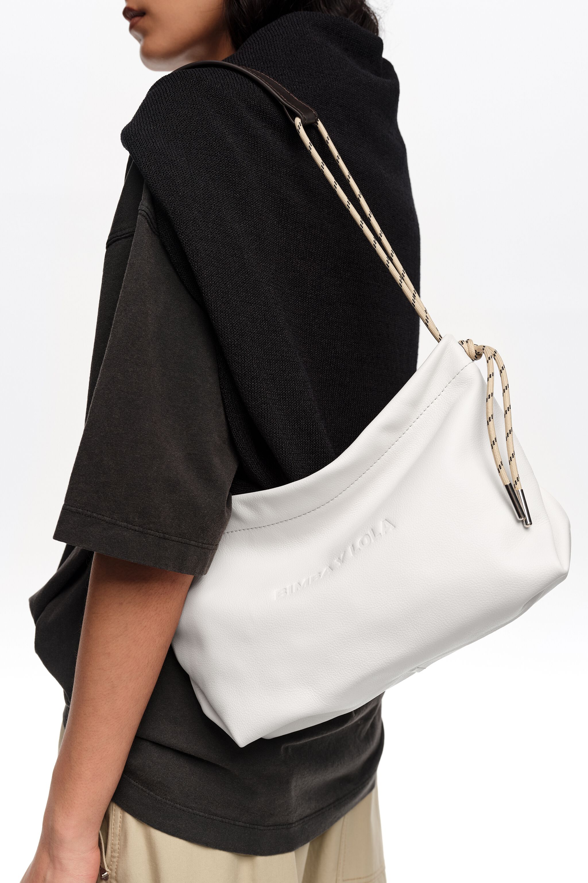 Medium Schultertasche aus cremefarbenem Leder
