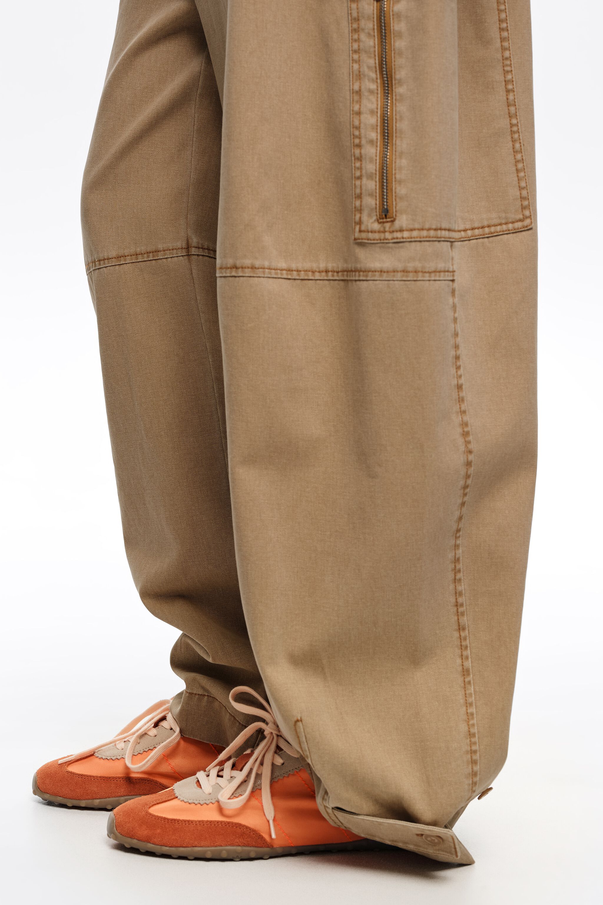 Orangfarbener Wildleder- und Nylon-Sneaker 13 29