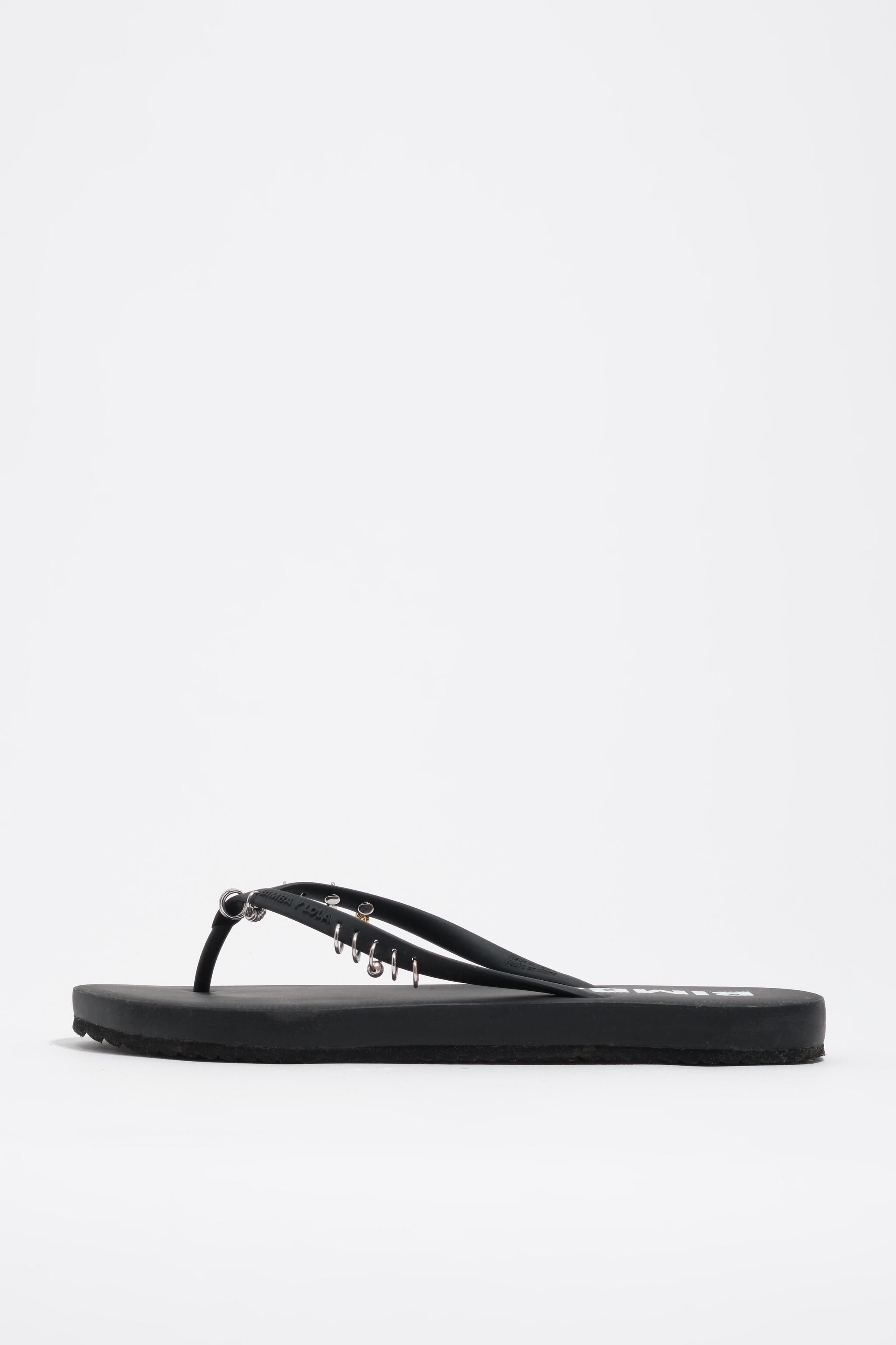 Schwarze Flip-Flop mit Durchbrüchen