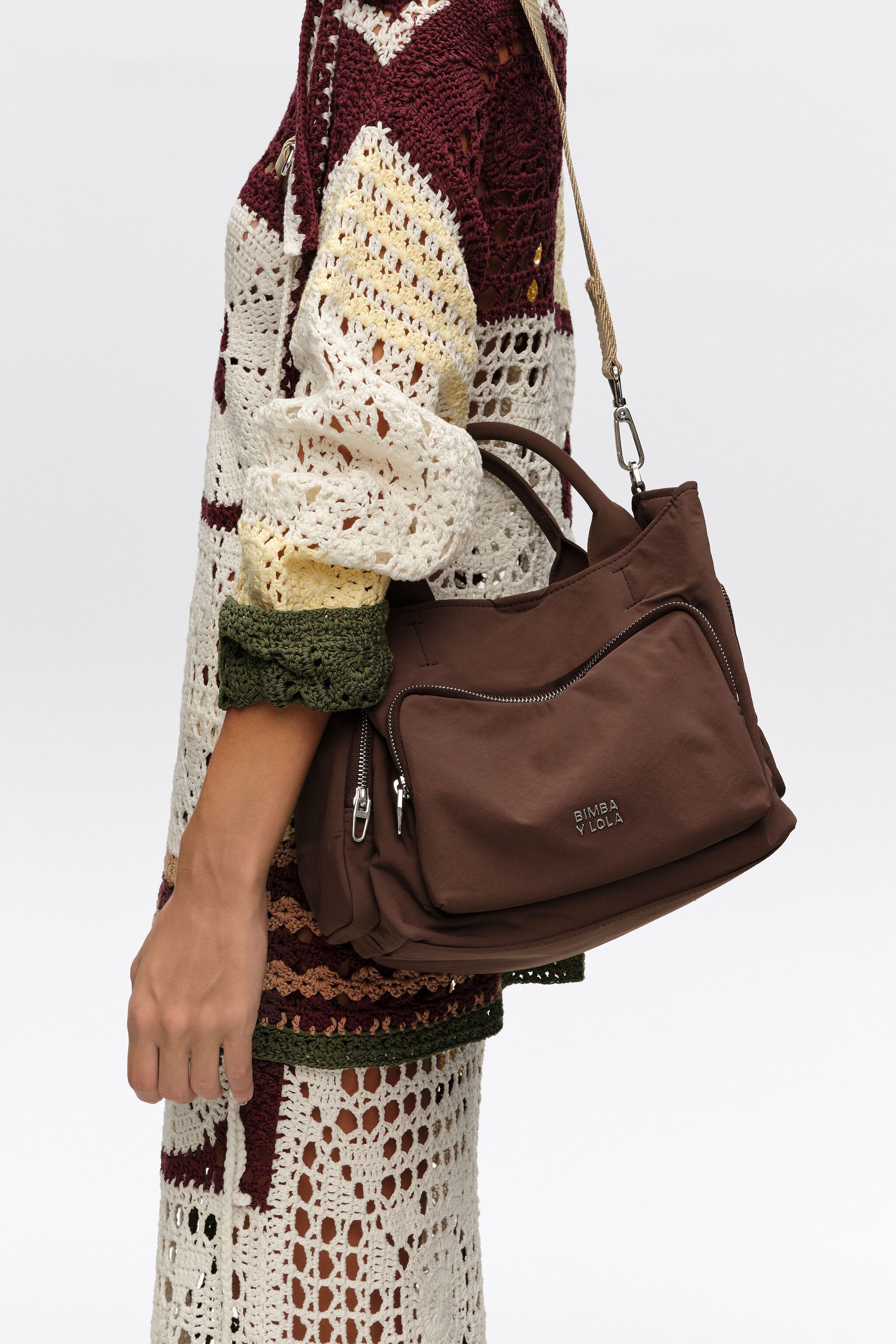 Große dunkelbraune Nylon Umhängetasche mit Tasche
