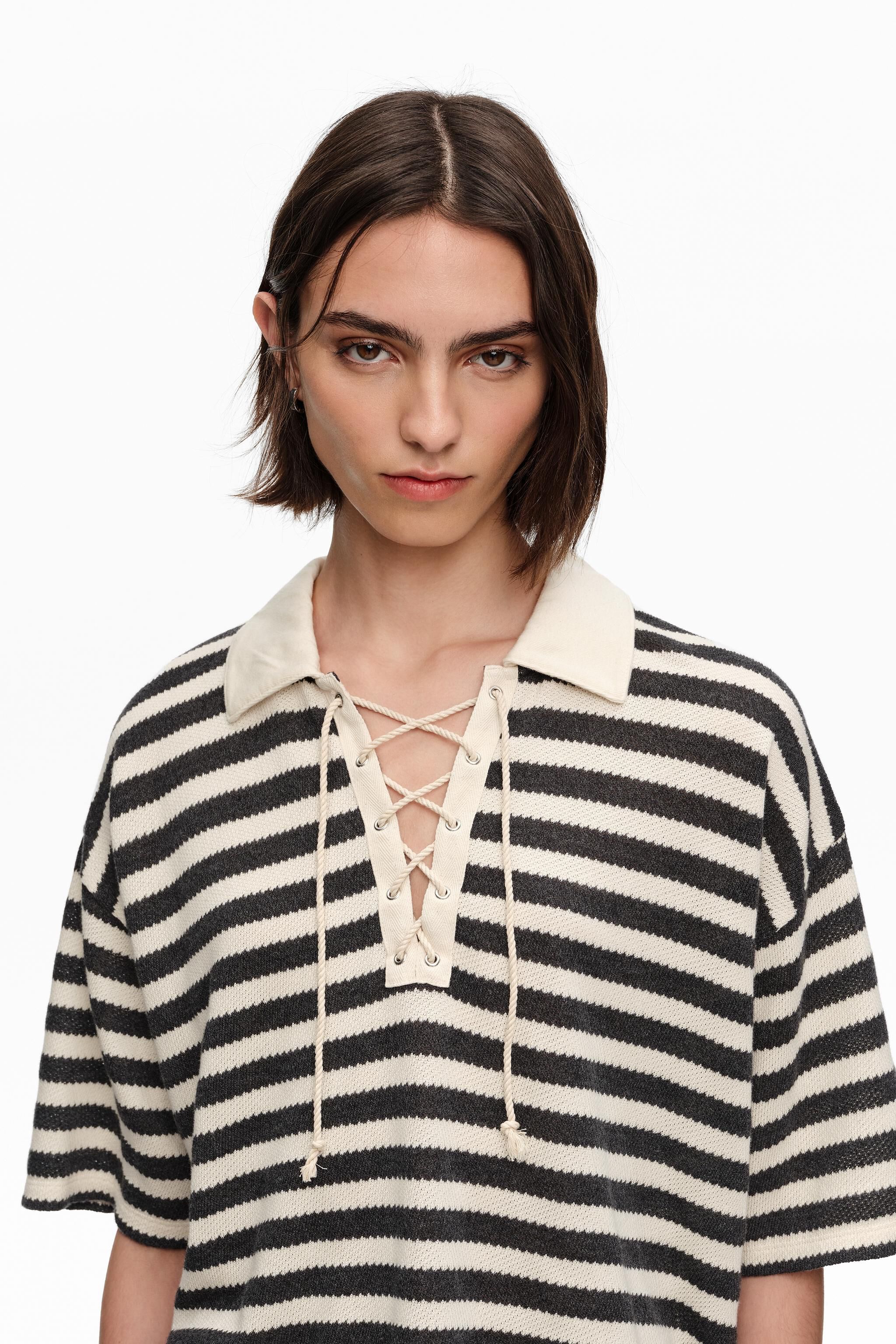 Schwarzes gestreiftes T-Shirt mit verstellbarem Poloshirt-Kragen