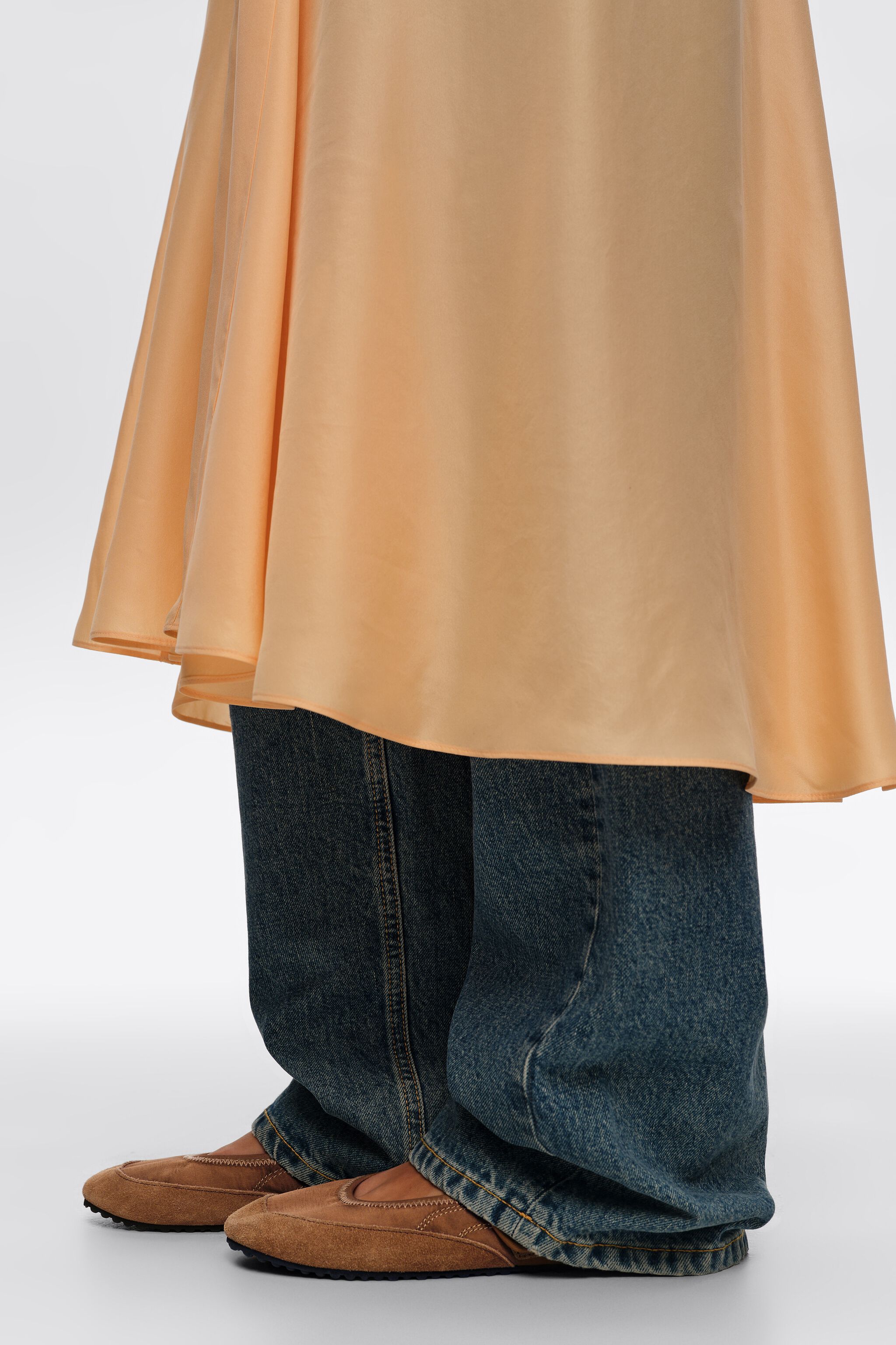 Tan Wildleder- und Satin-Sport-Ballerina