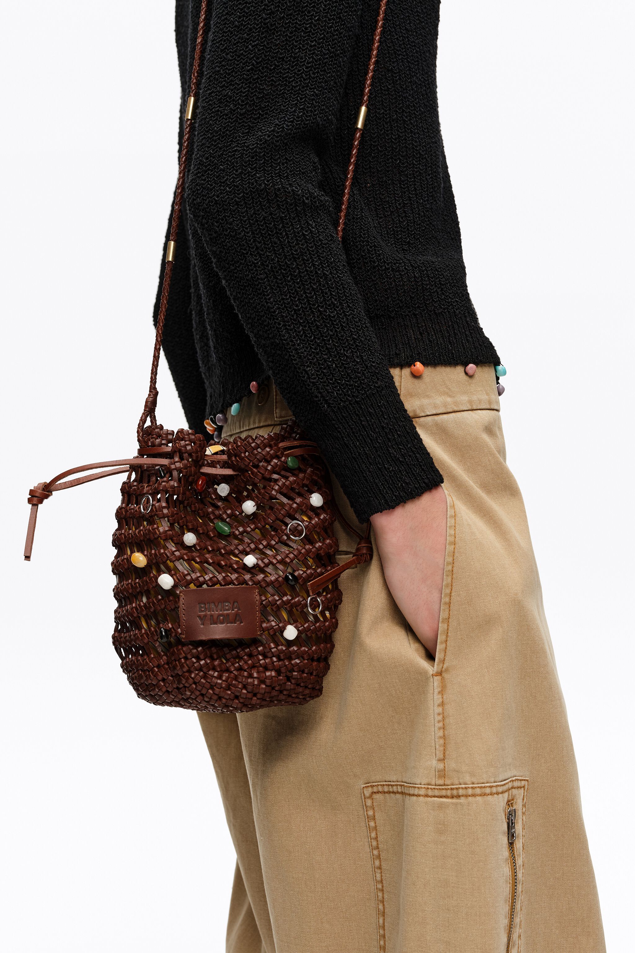 Kleinhandtasche aus geflochtenem Walnussholzleder