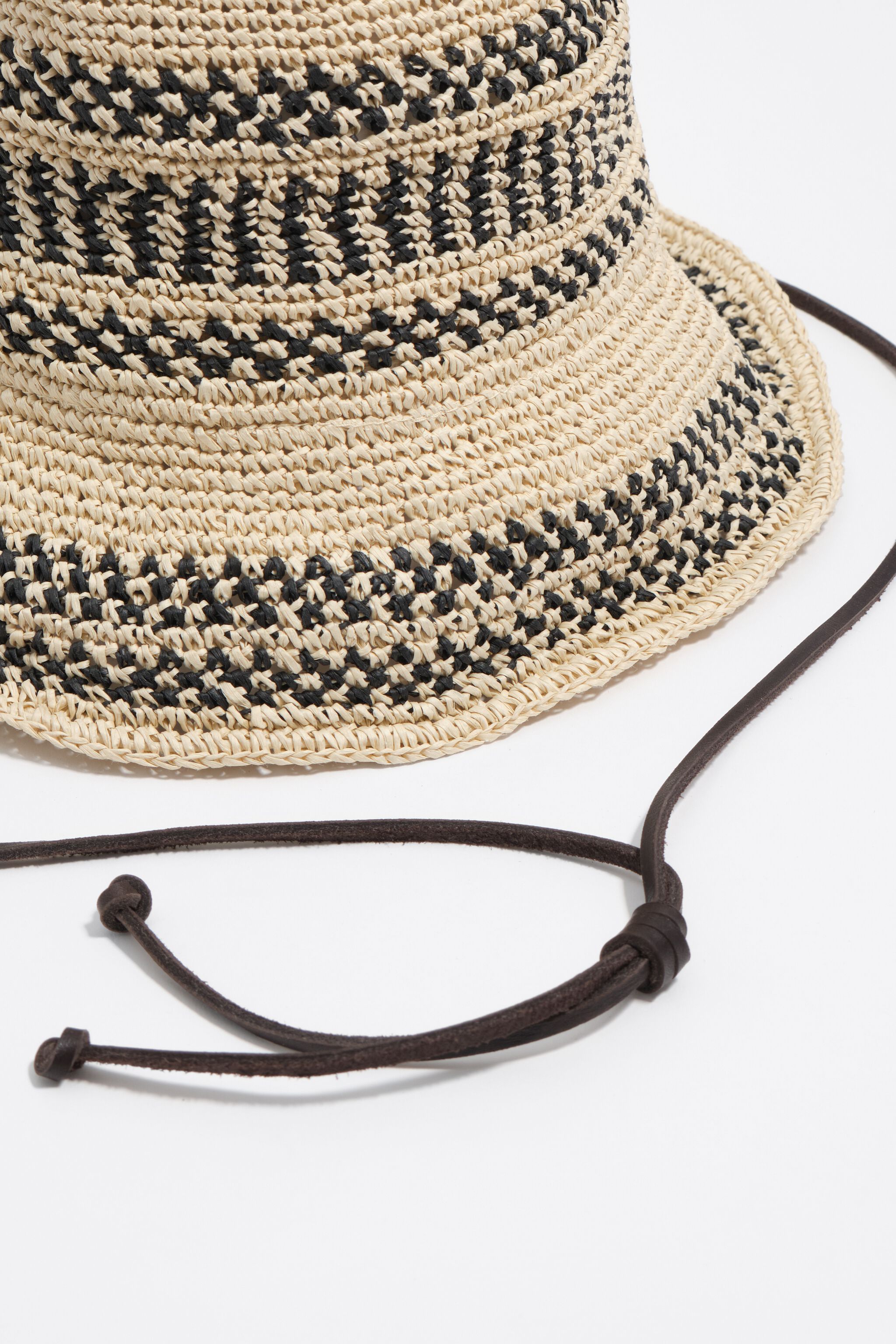 Natürlicher und schwarzer Ikat-Raffia-Effekt-Hut