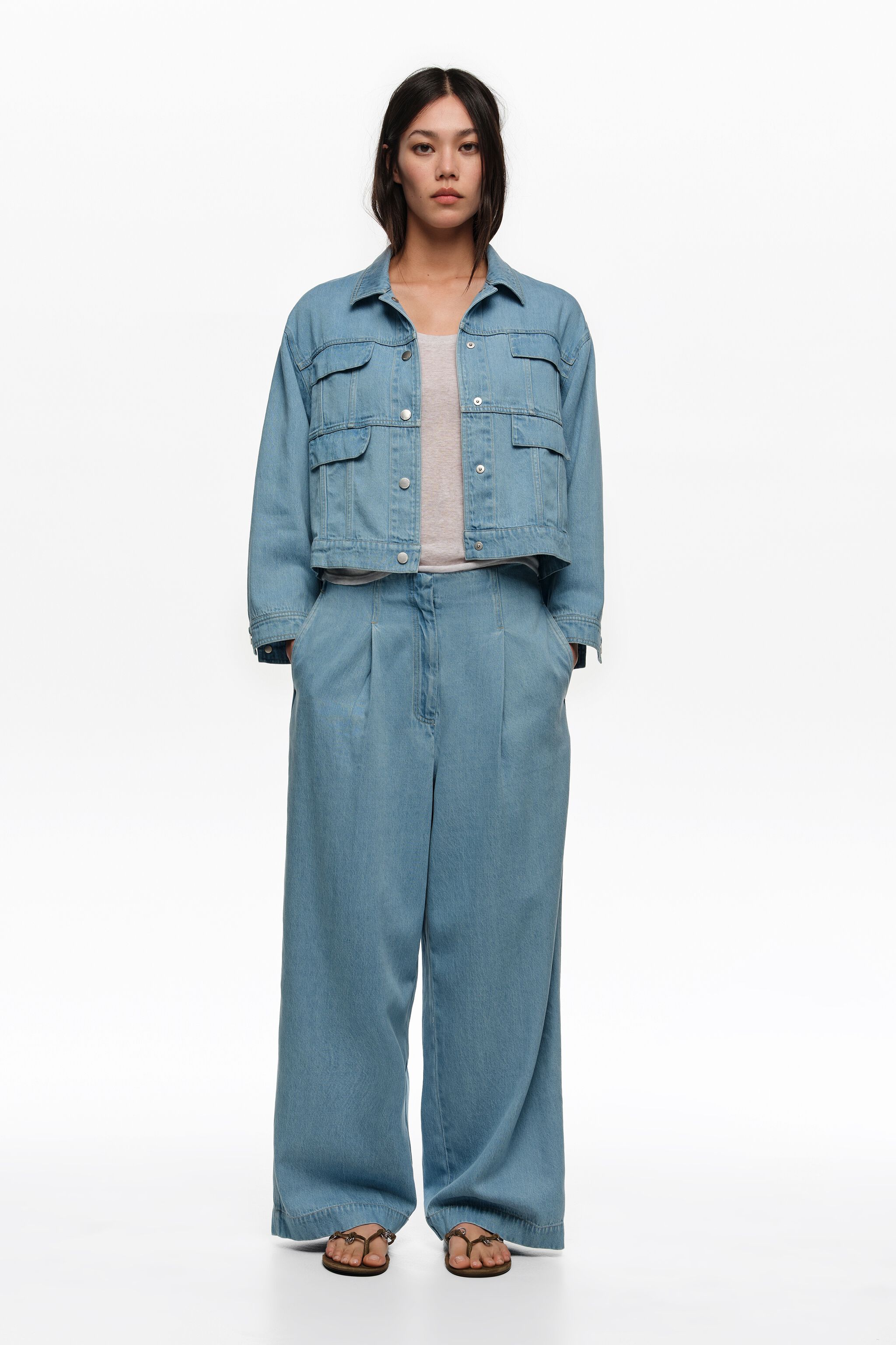 Helleblaue Flüssigdenim-gerade Hose mit Falten