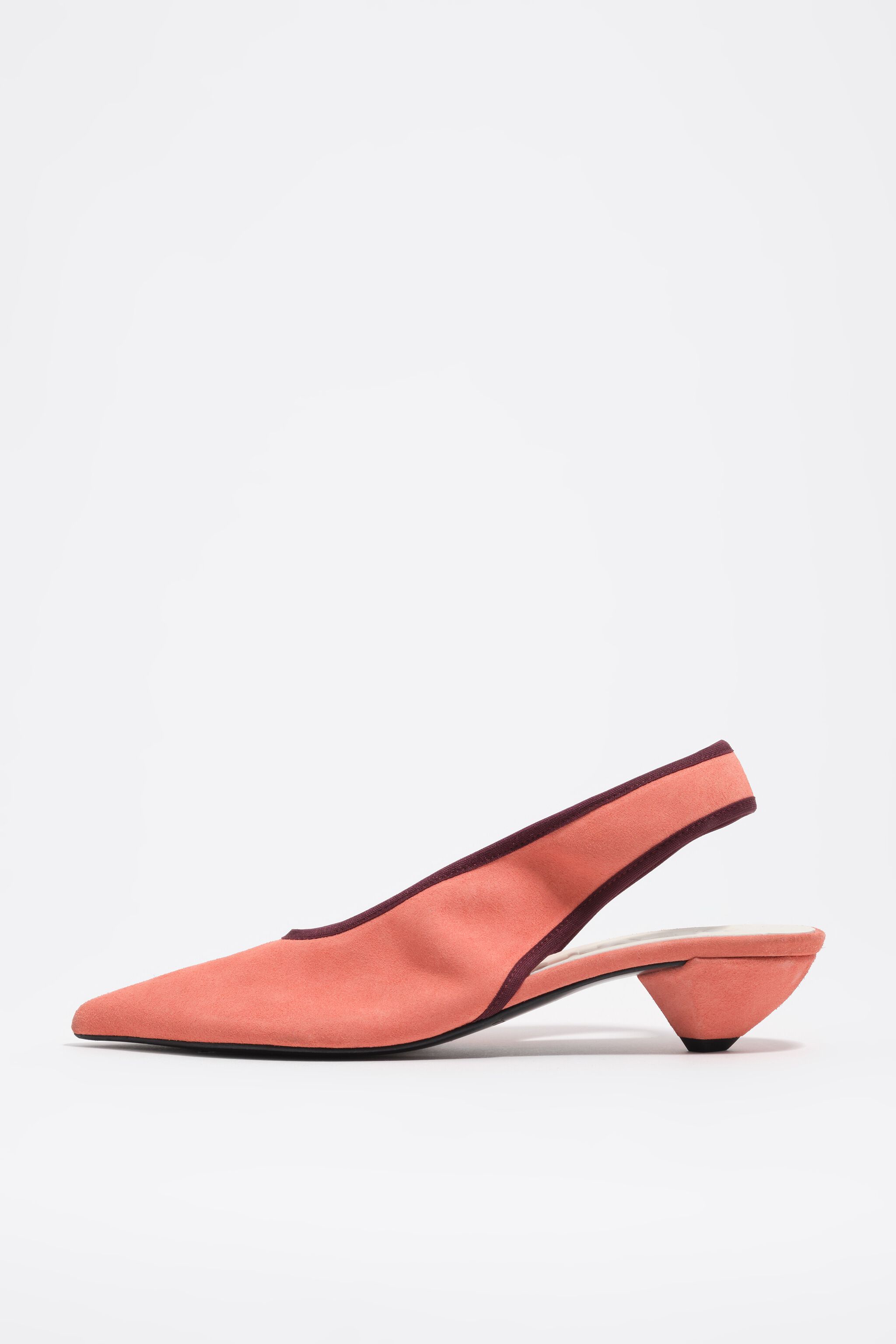 Lachsfarbener Wildlederslingback-Schuh mit niedrigem Absatz