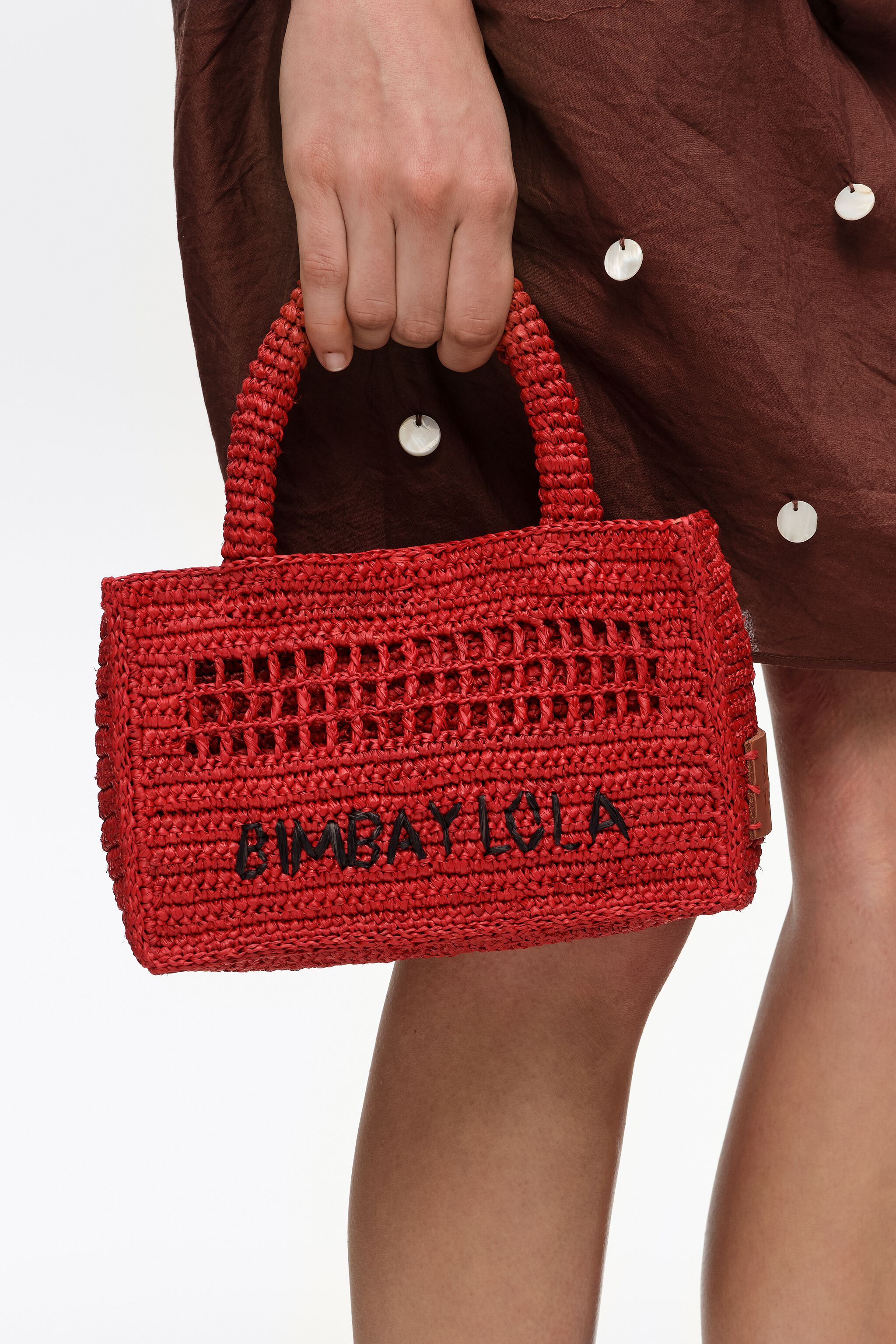 Roter Raffia-geflechtener Minikoffer