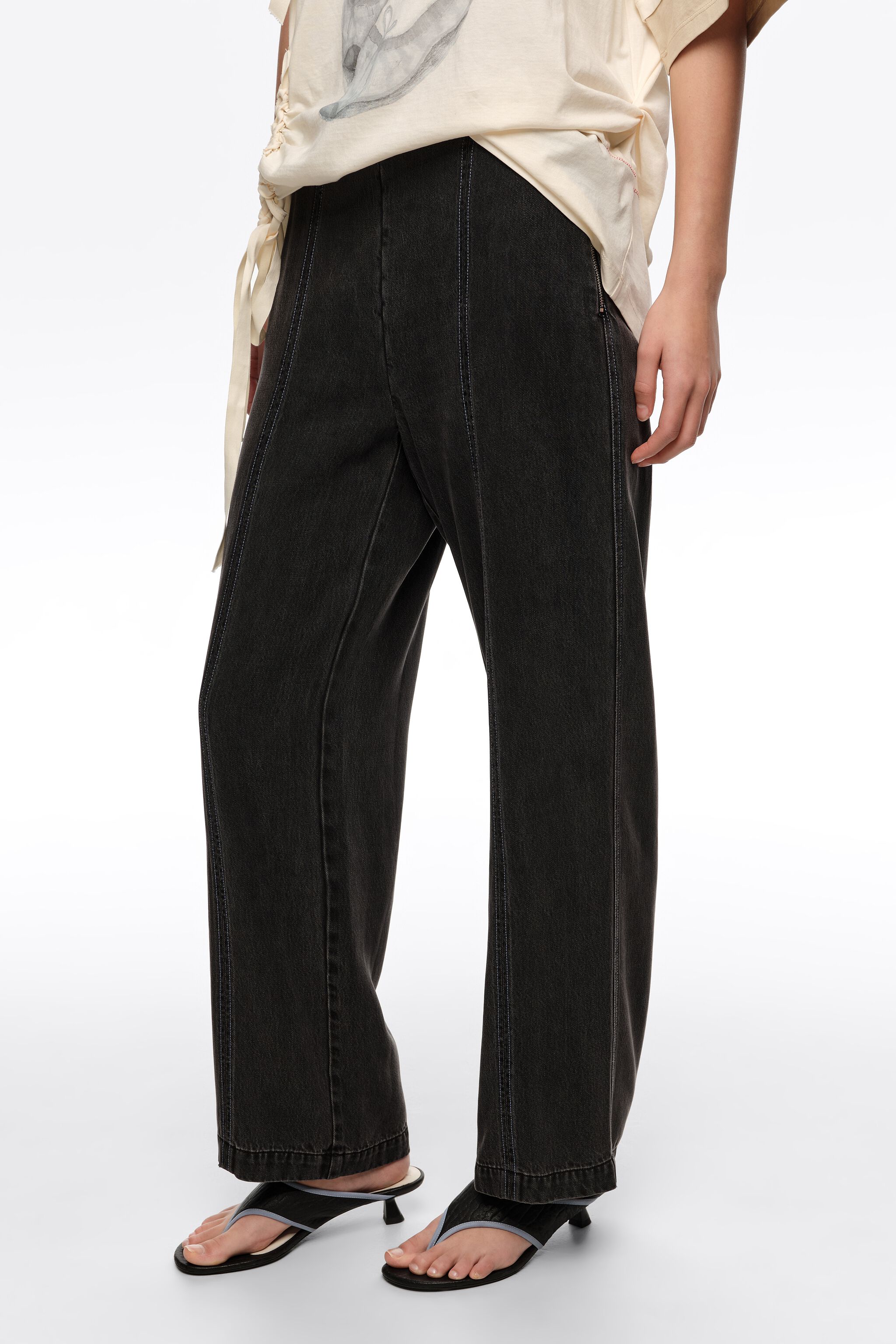 Gerade gewaschene schwarze Hose mit Kontraststichen