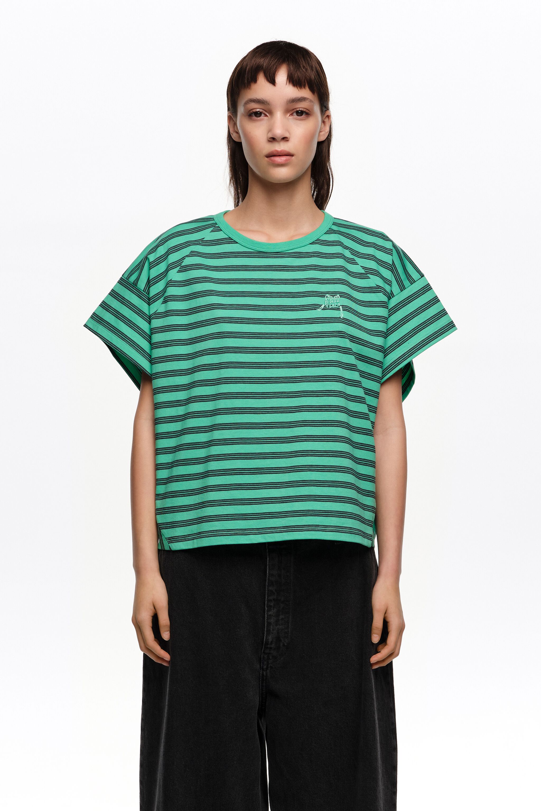 Grünes gestreiftes Crop-Top mit besticktem Logo