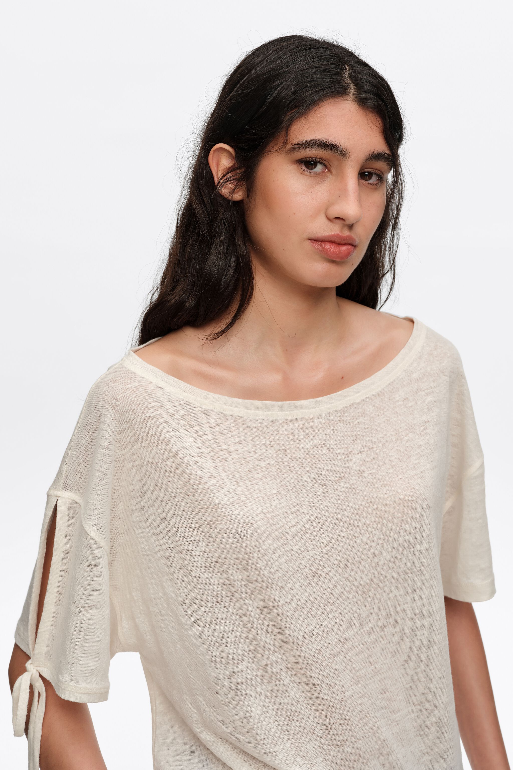 Elfenbeinfarbenes Leinen-T-Shirt mit verstellbarem Taillenbereich