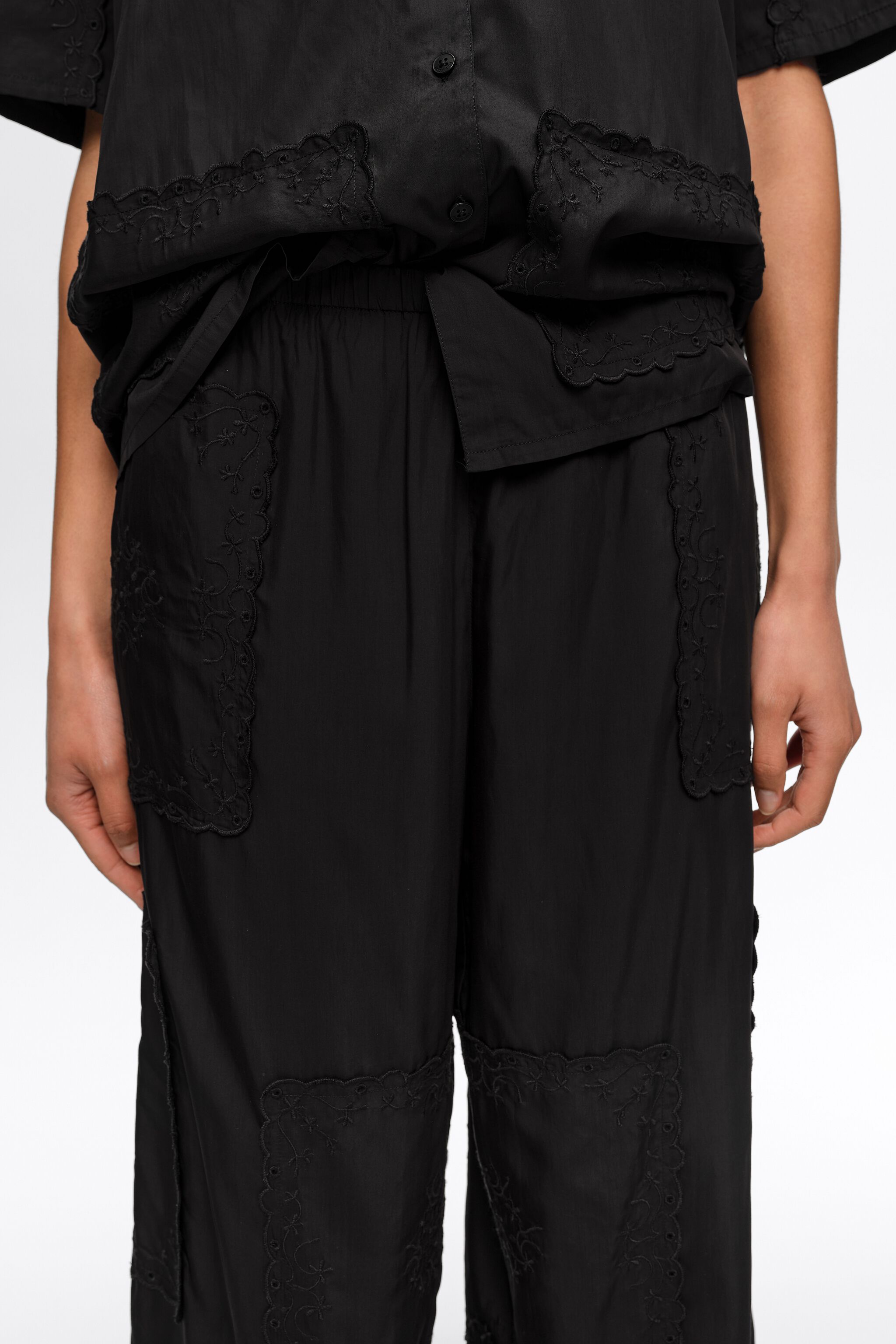 Schwarze Hose mit besticktem Patchwork