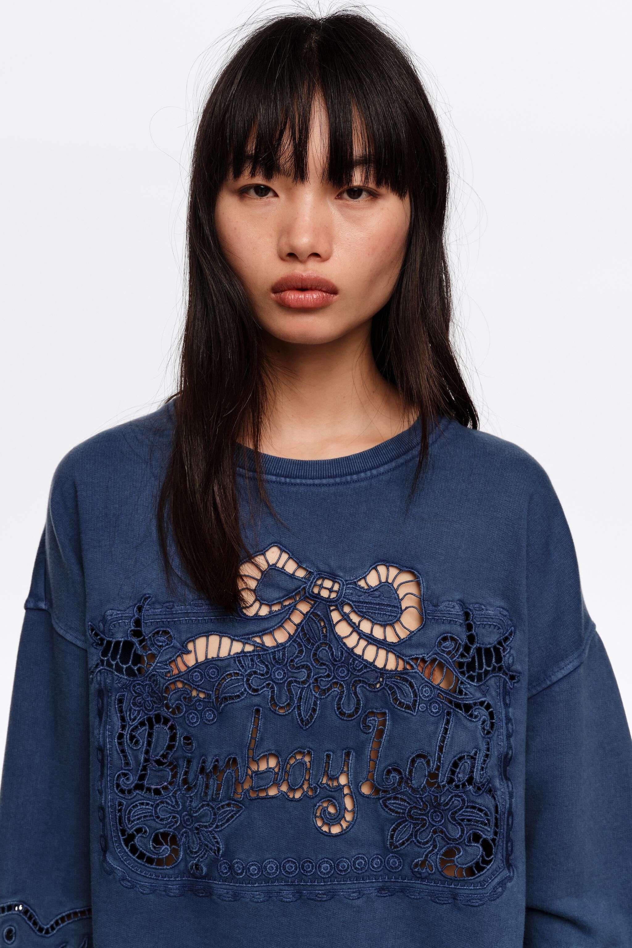 Blauer Sweatshirt mit verblasstem Maxi-Broderie-anglaise-Logo
