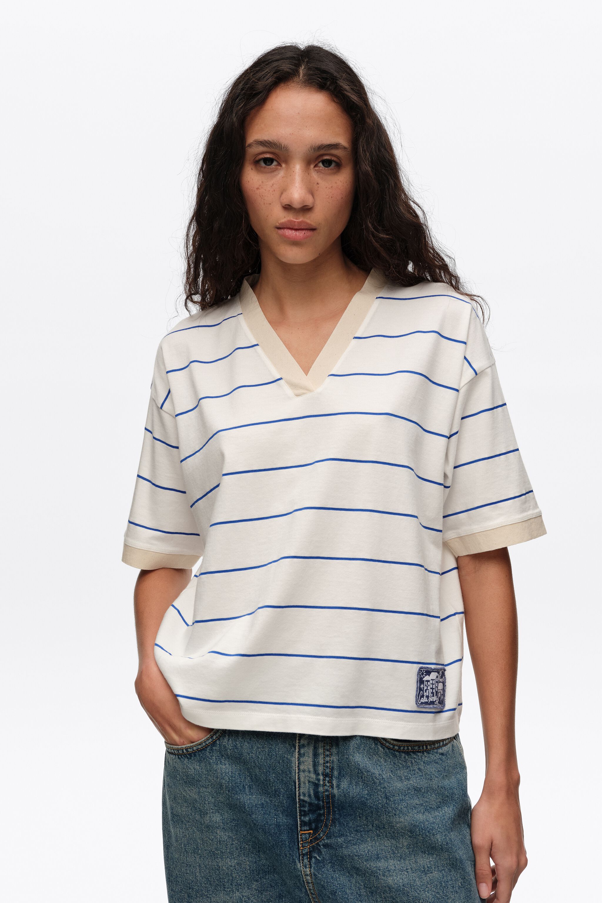 Weiße gestreifte Baumwoll-Träger-T-Shirt