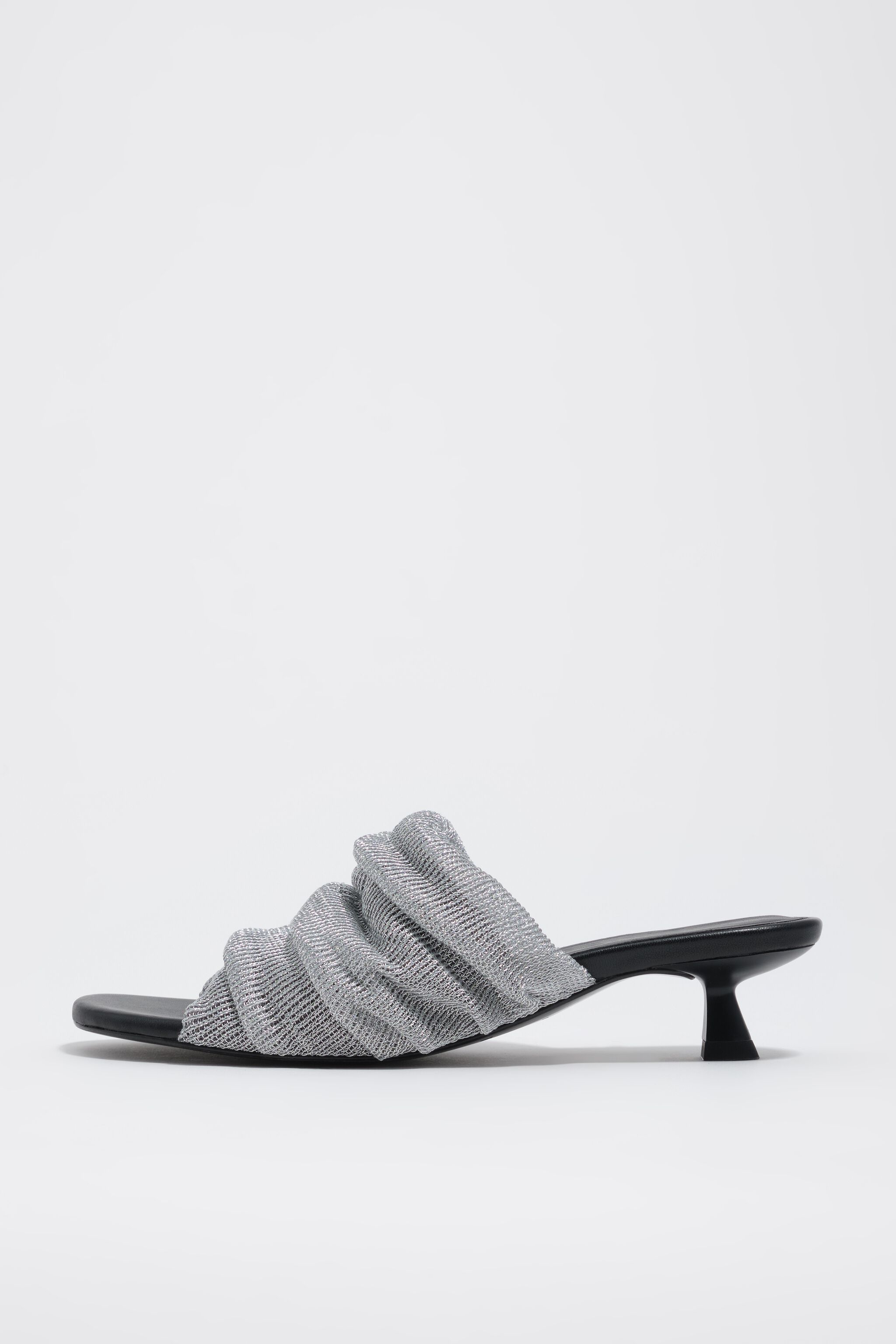 Silberner Mesh-Sandalen mit niedrigem Absatz