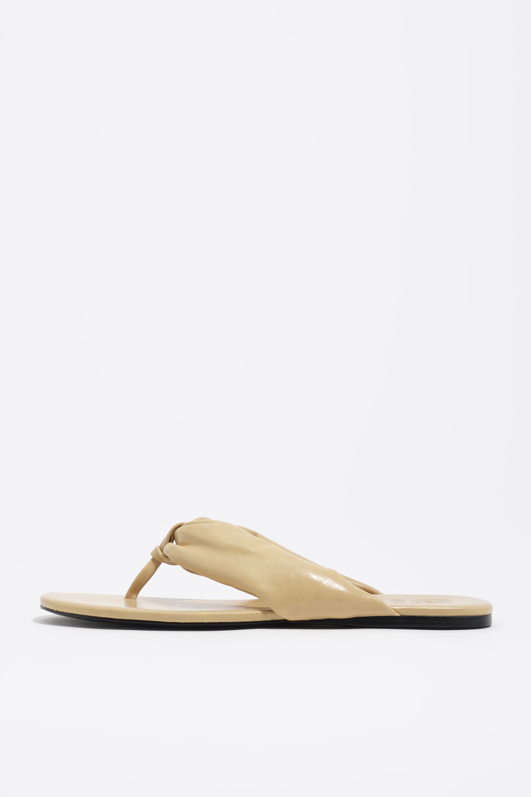 Gelbe Leder-Flachsandale mit runder Form