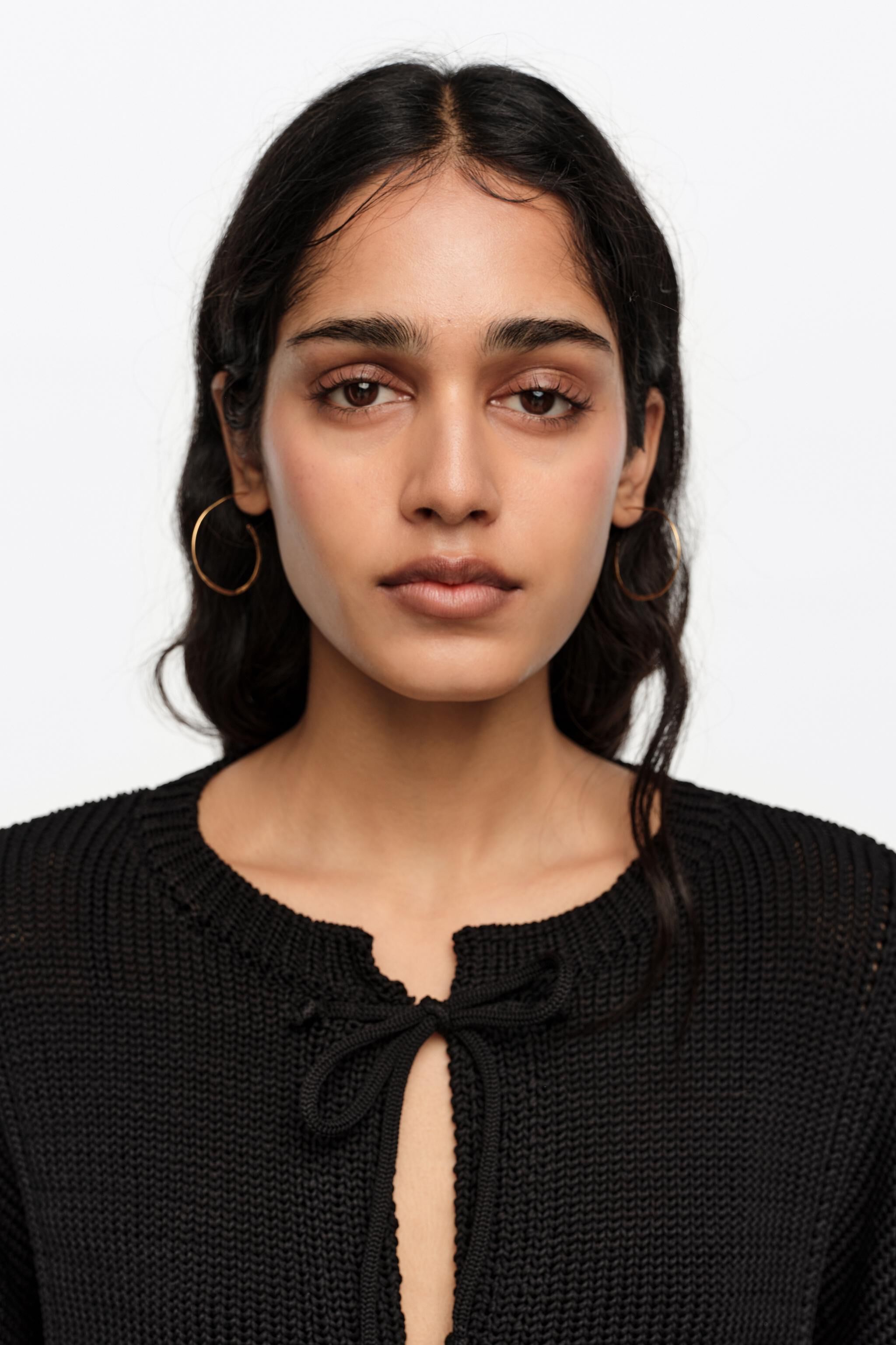 Schwarzer ruchierter Knoten-Pullover