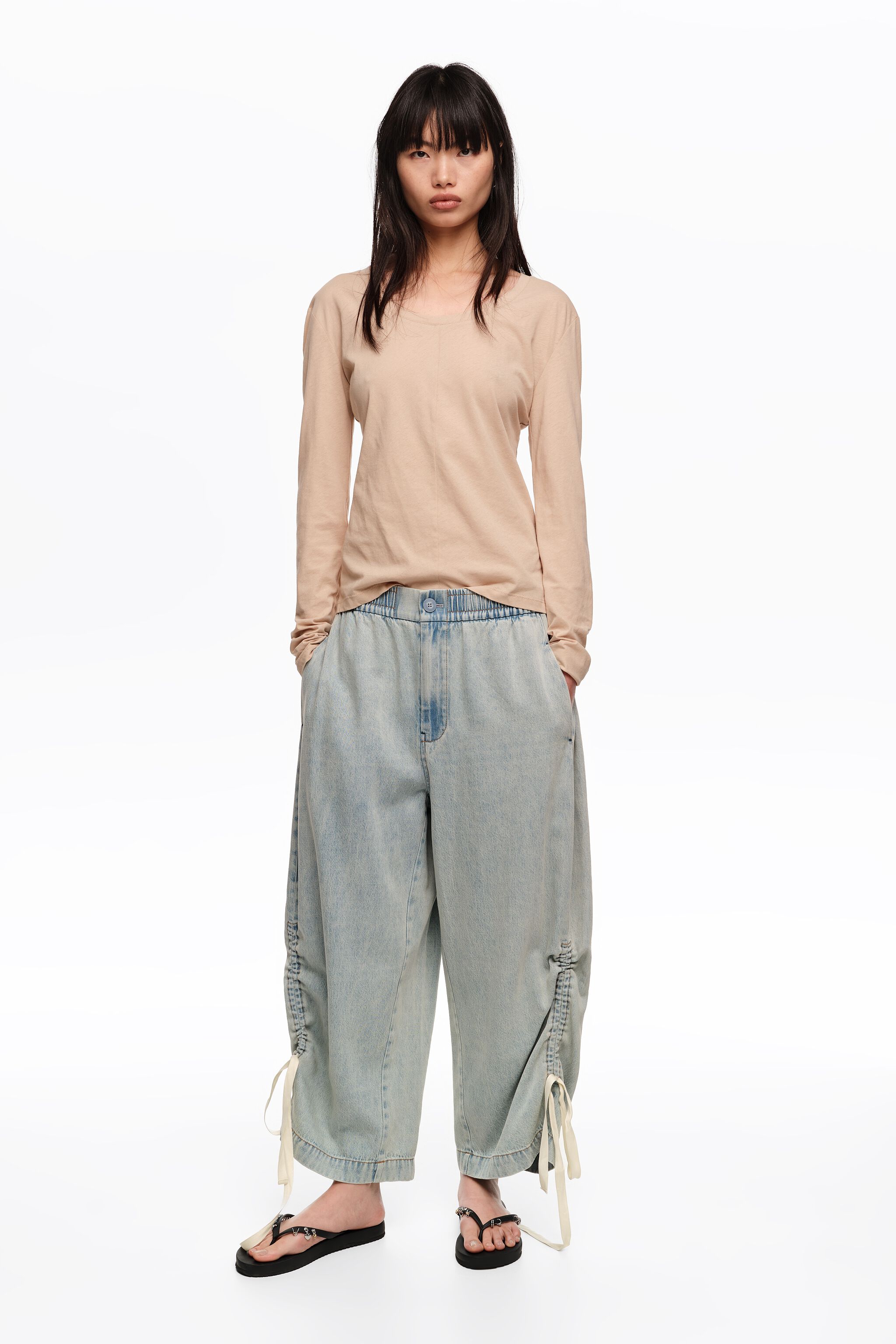 Helleblaue Denim-Jogger mit Volant