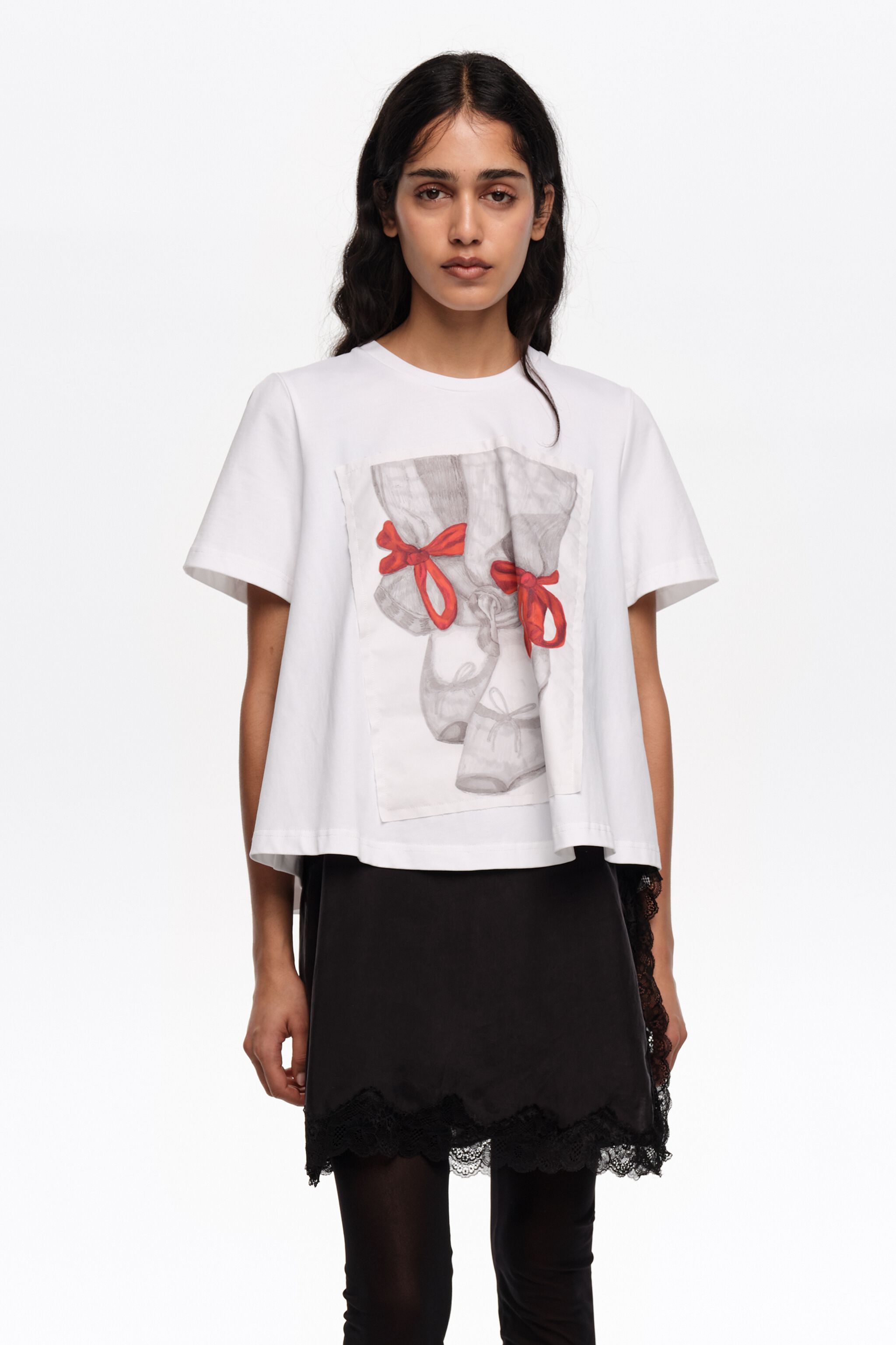 Weiße Ballerinas Logo A-Linie T-Shirt