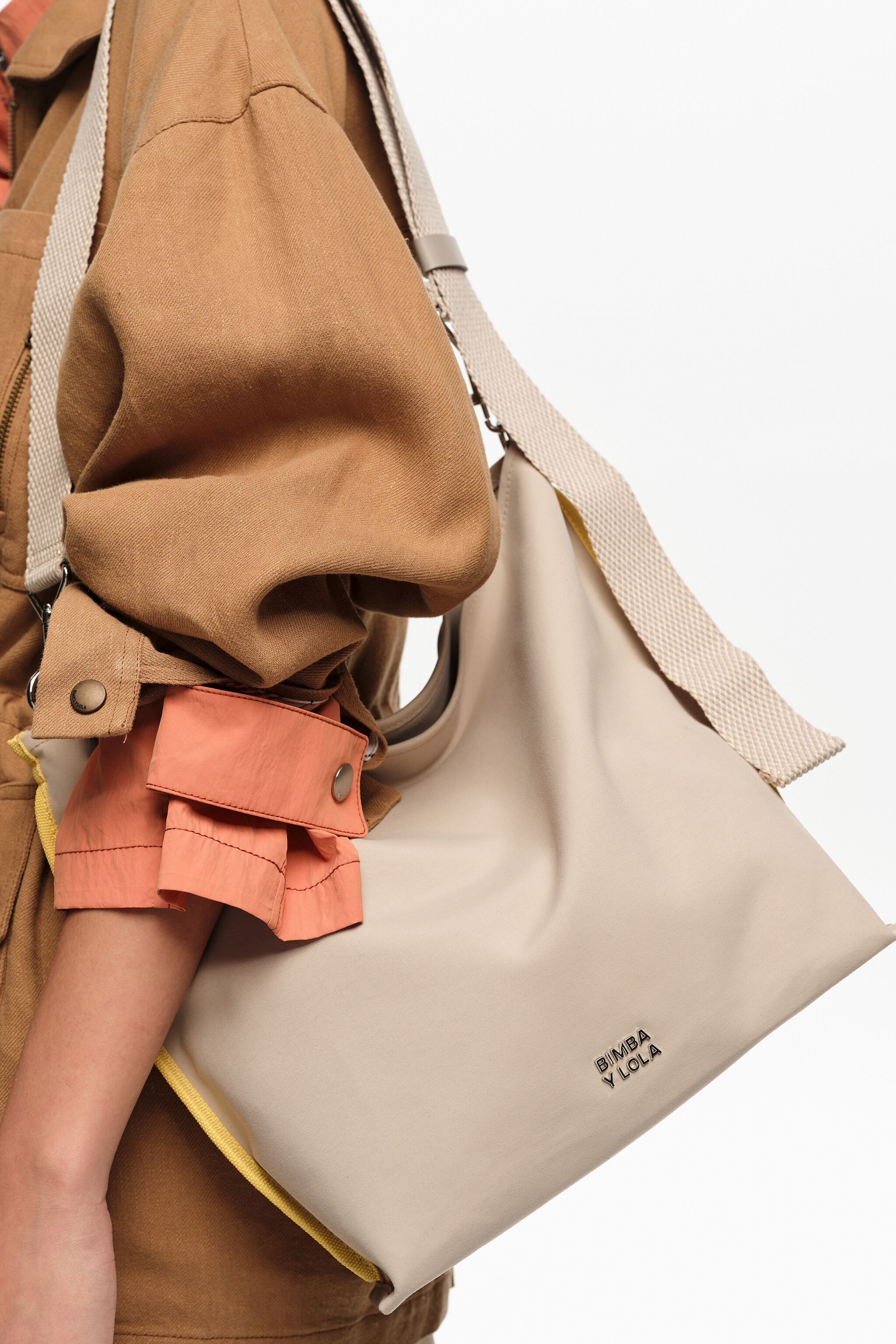 Medium Sand Gabardine Carlino Tasche