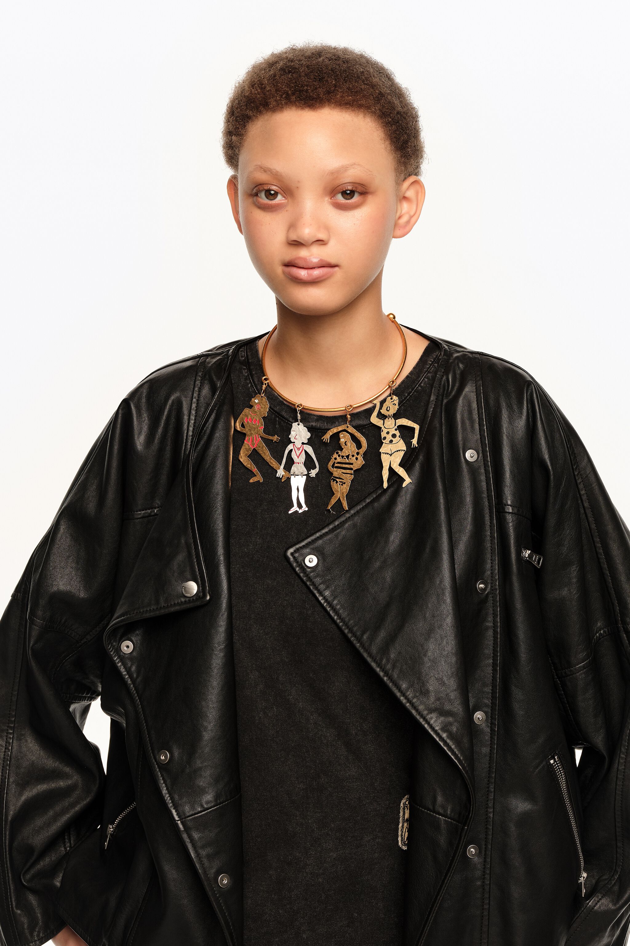 Choker-Halskette mit dreifarbigem Metall-Silhouetten
