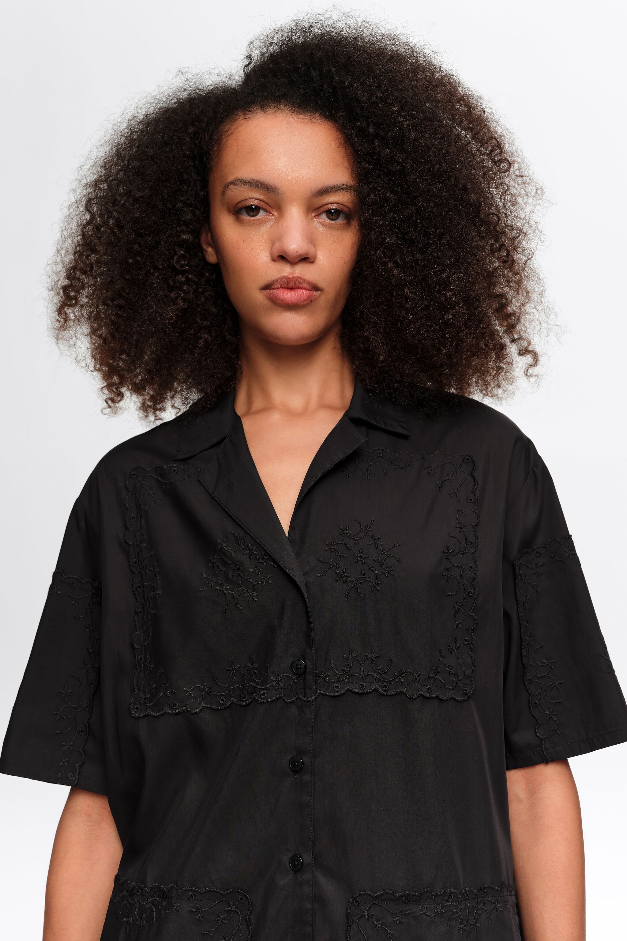 Schwarzes besticktes Schal-Quiltierungs-Shirt