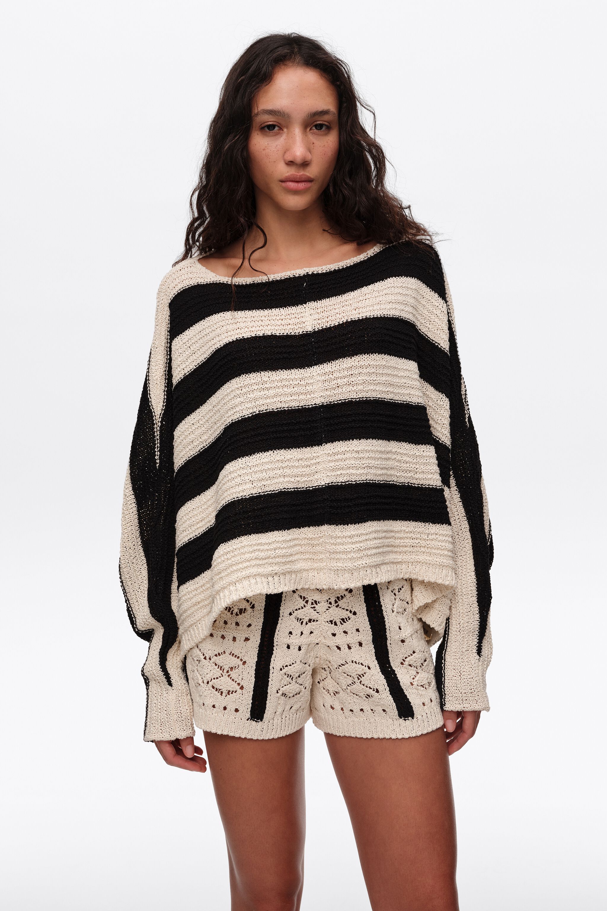 Schwarze gestreifte Oversize-Abnäher-Pullover