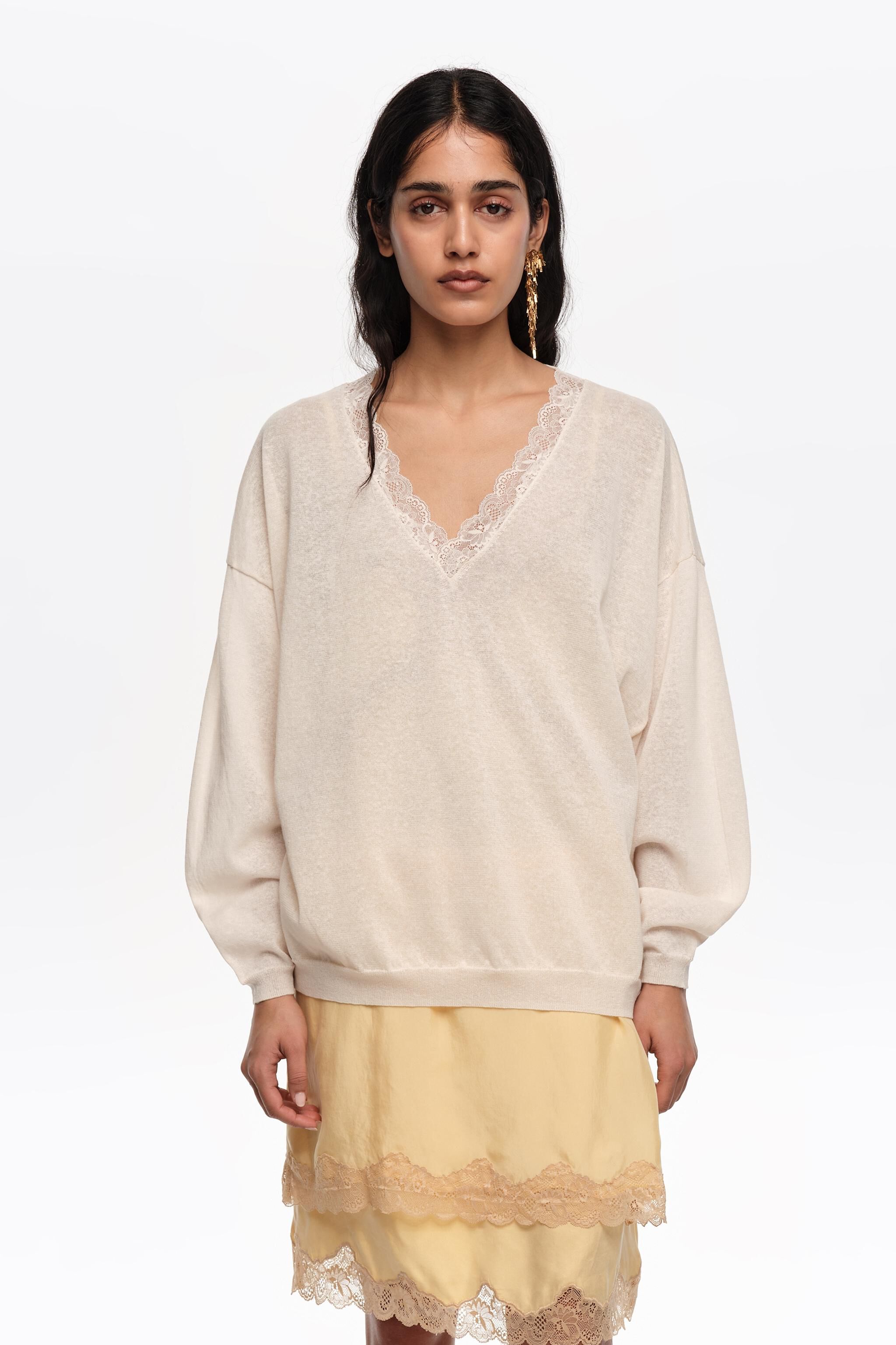 Langer, ivoryfarbener Strickpullover aus Leinen und Baumwolle mit Spitze